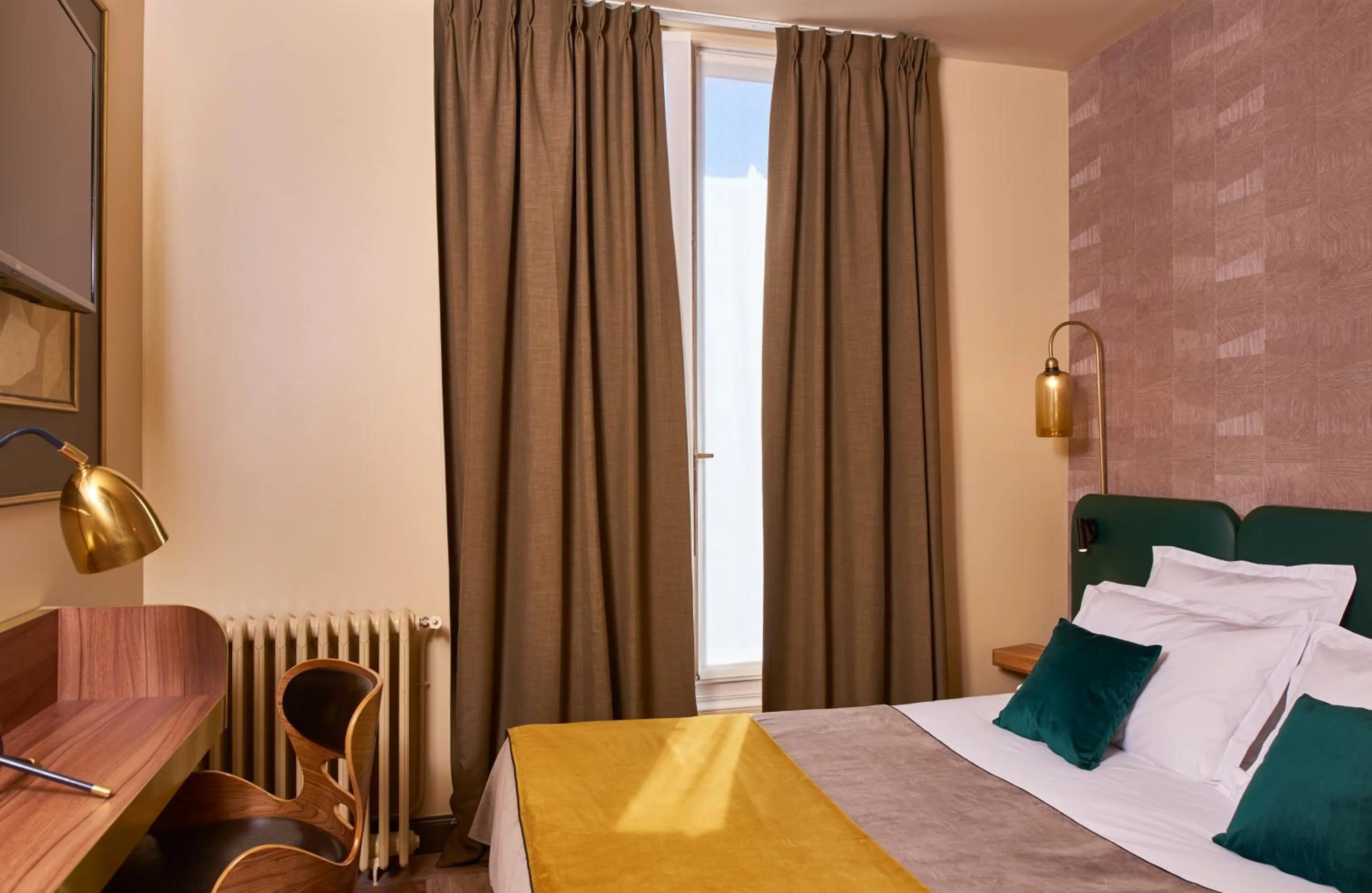 Photo of the whole room, Bed in Hotel Konti Bordeaux by HappyCulture