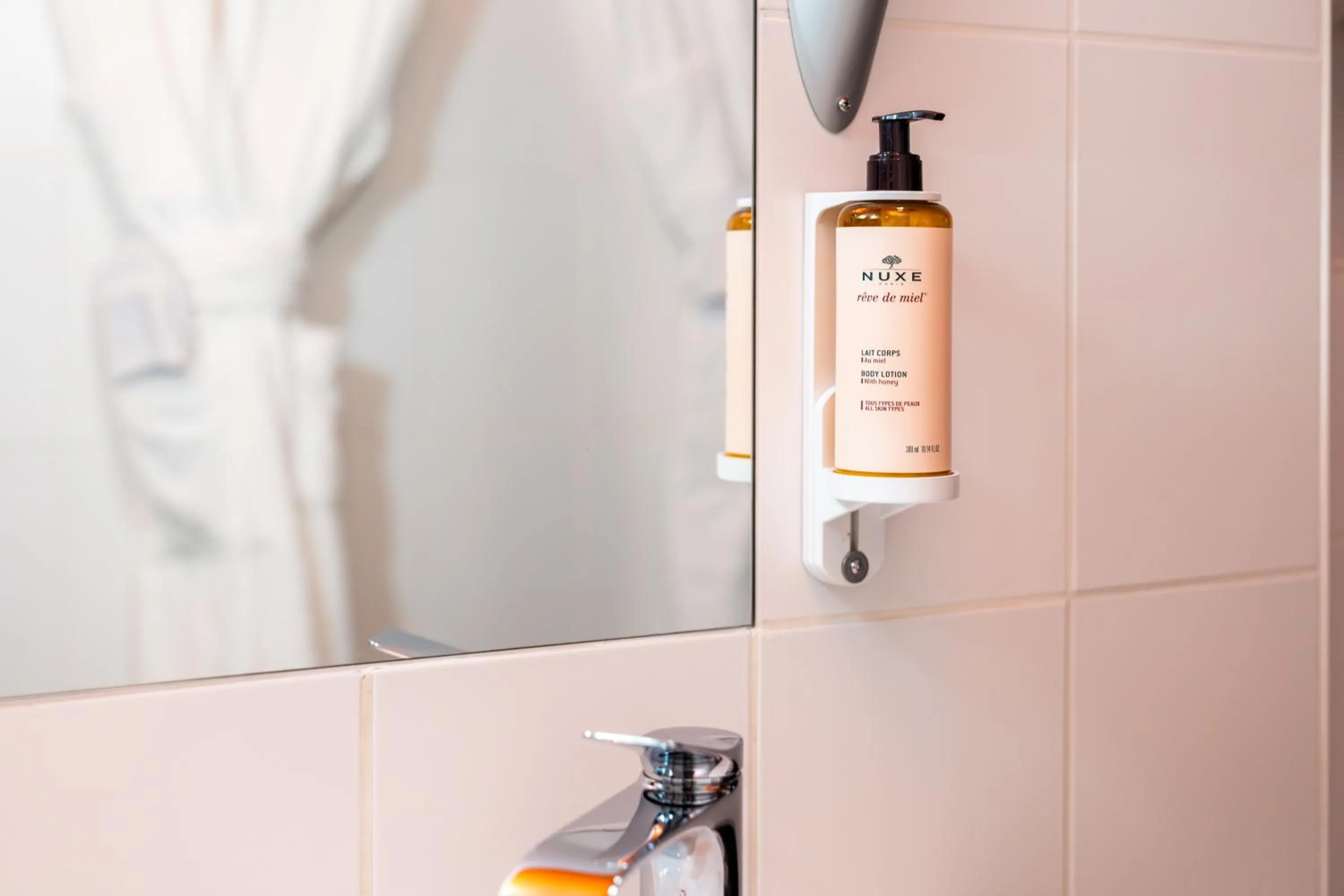 Bathroom in The Originals Boutique, Hôtel de la Paix, Brest