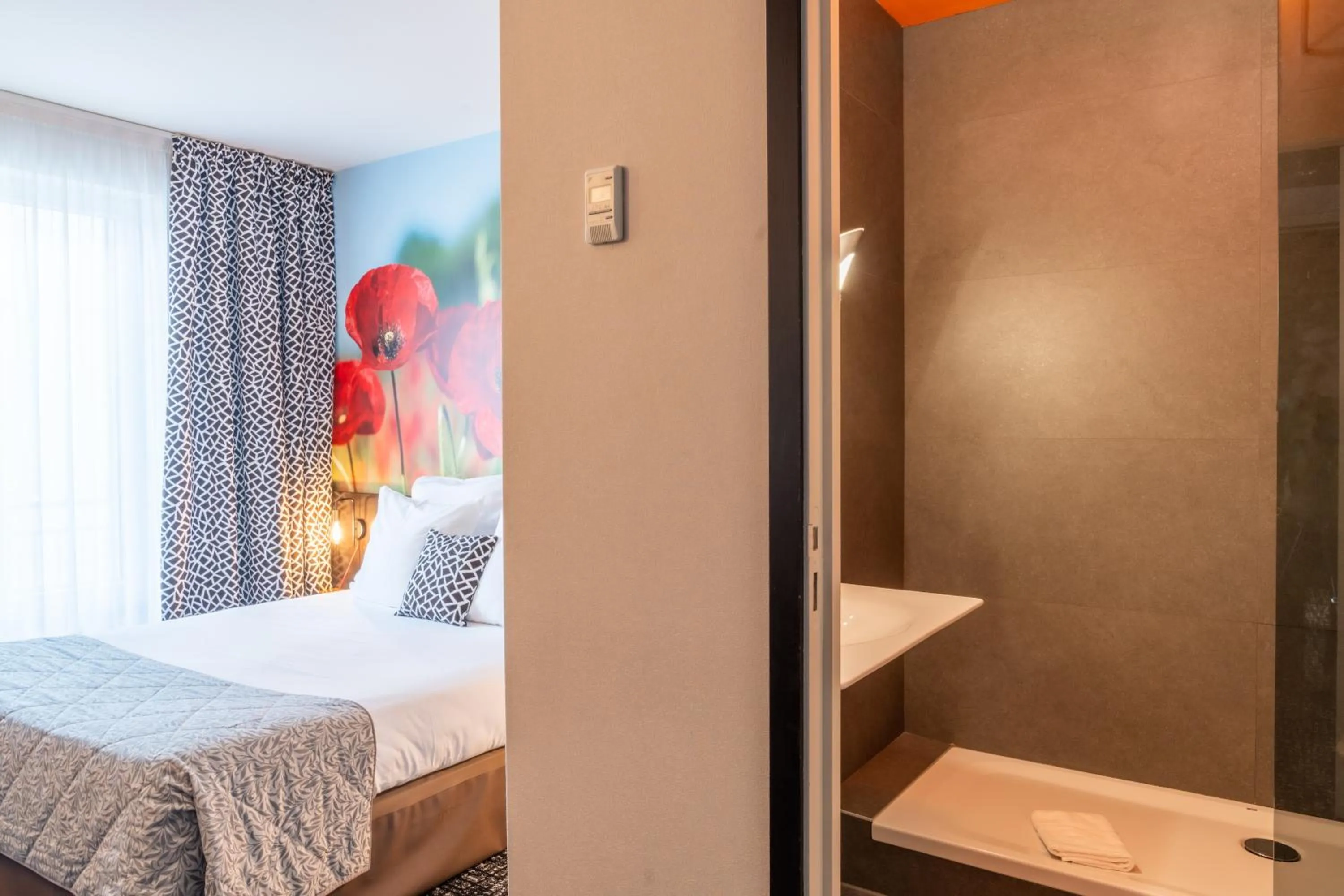 Photo of the whole room, Bed in The Originals Boutique, Hôtel de la Paix, Brest