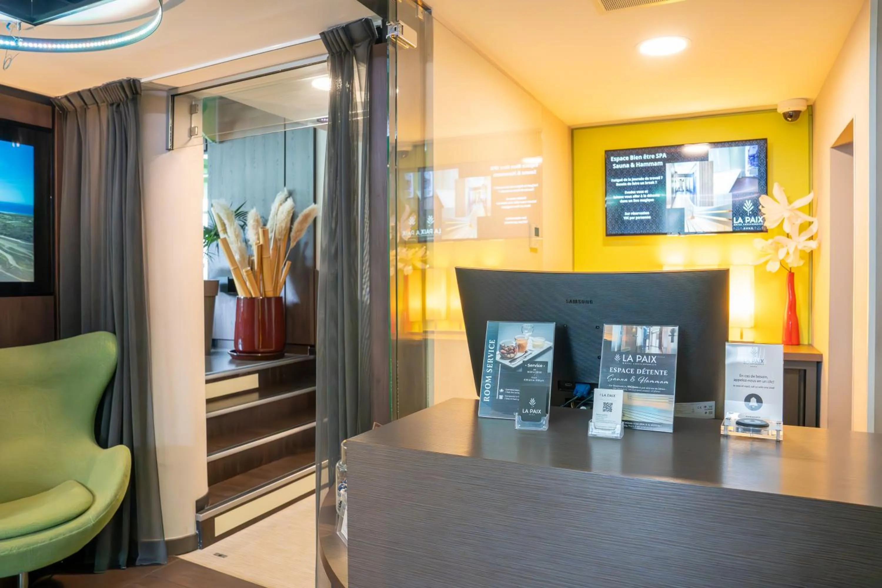 Lobby or reception in The Originals Boutique, Hôtel de la Paix, Brest