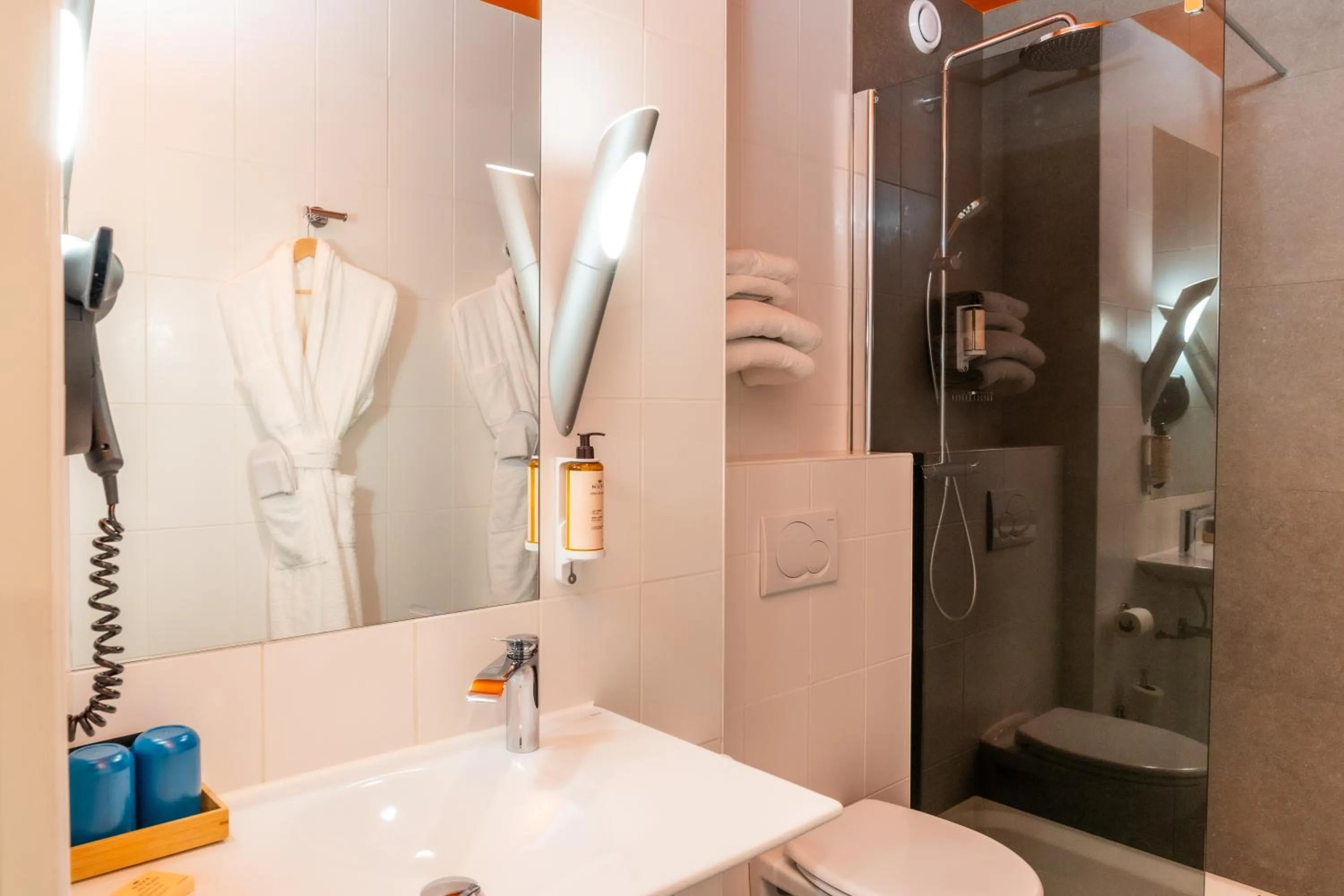Bathroom in The Originals Boutique, Hôtel de la Paix, Brest