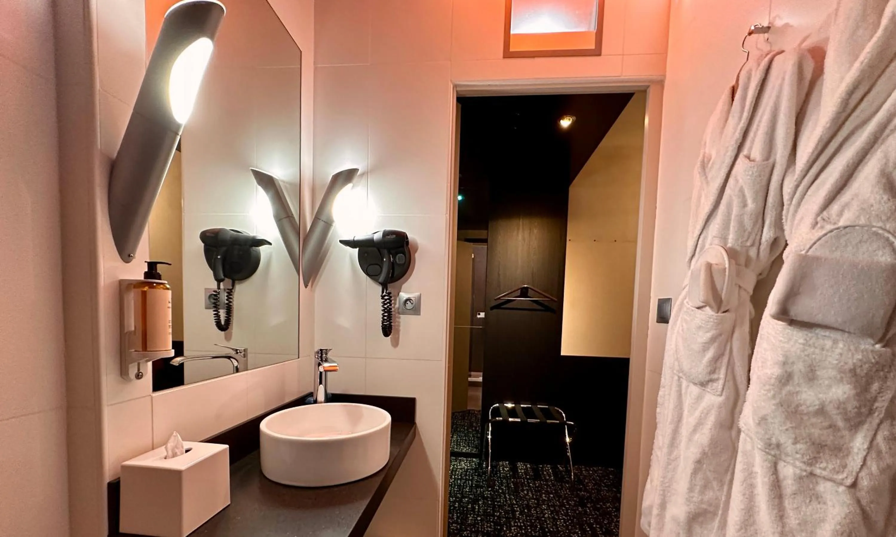 Bathroom in The Originals Boutique, Hôtel de la Paix, Brest