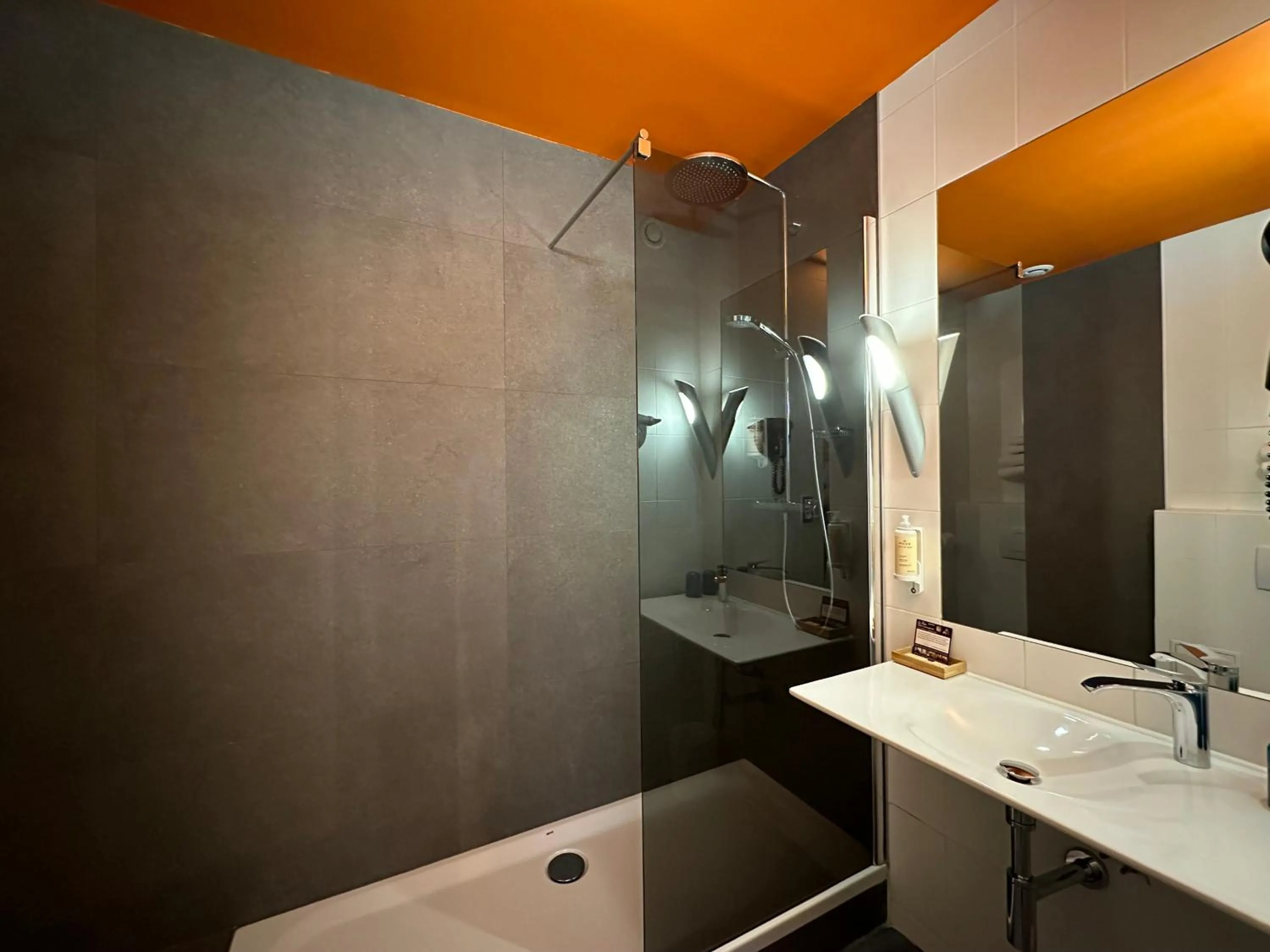 Shower in The Originals Boutique, Hôtel de la Paix, Brest