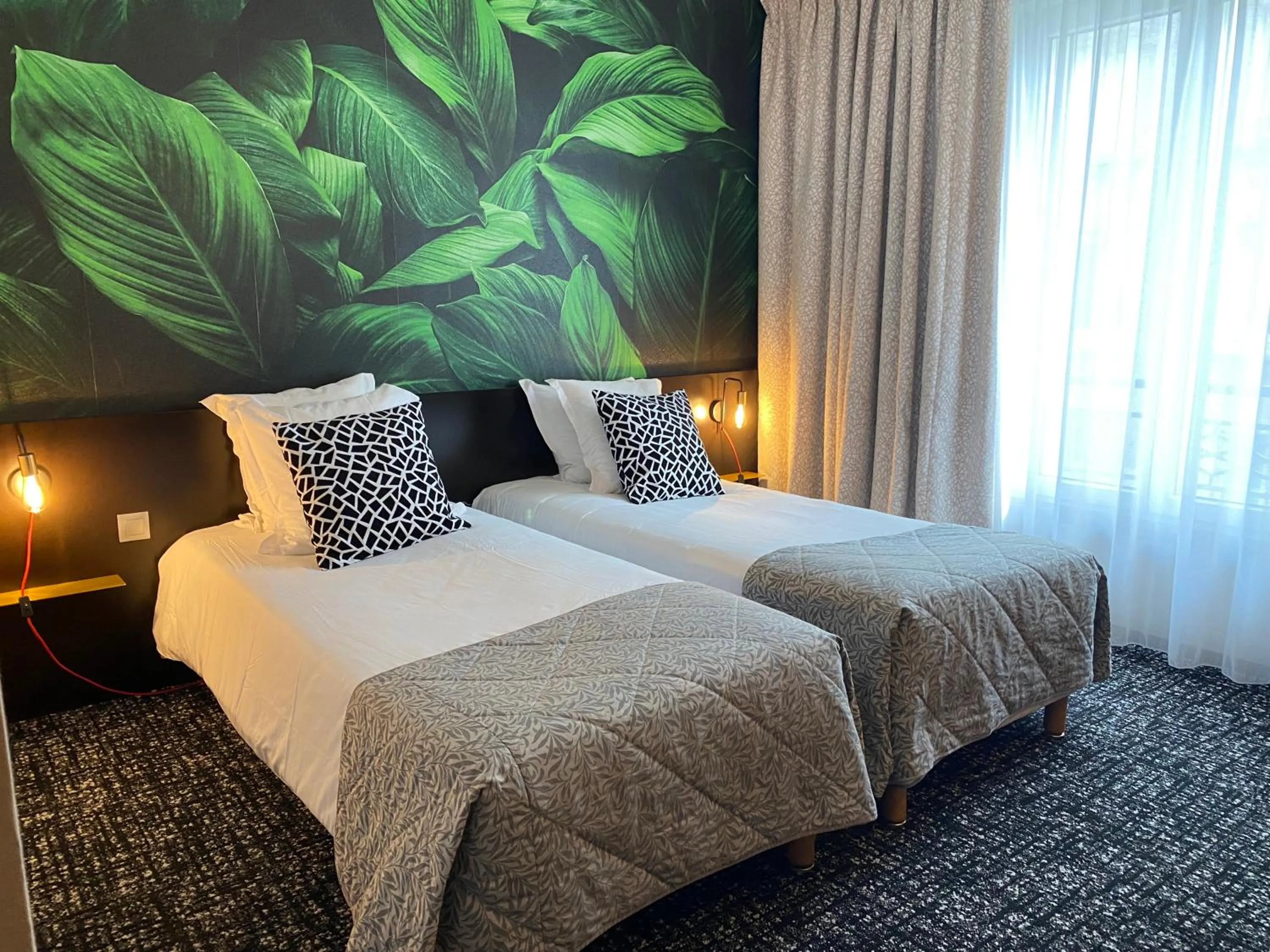 Bedroom, Bed in The Originals Boutique, Hôtel de la Paix, Brest