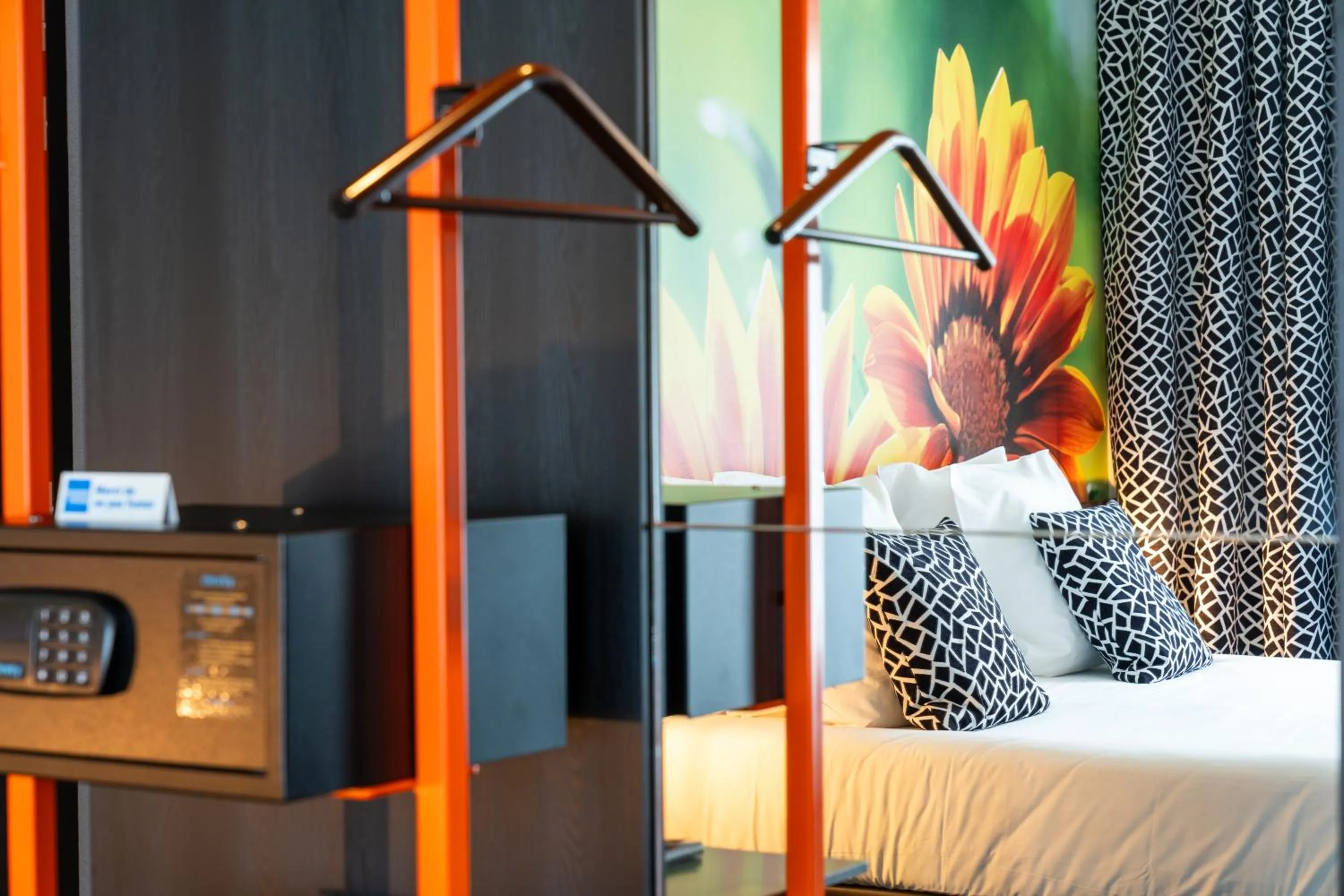 Bedroom, Bed in The Originals Boutique, Hôtel de la Paix, Brest