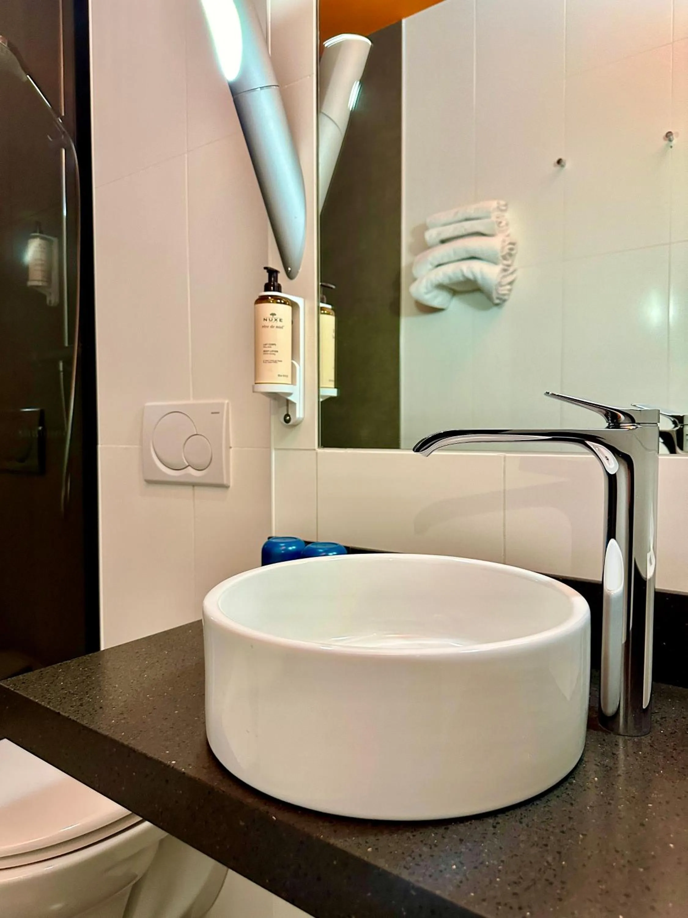 Bathroom in The Originals Boutique, Hôtel de la Paix, Brest