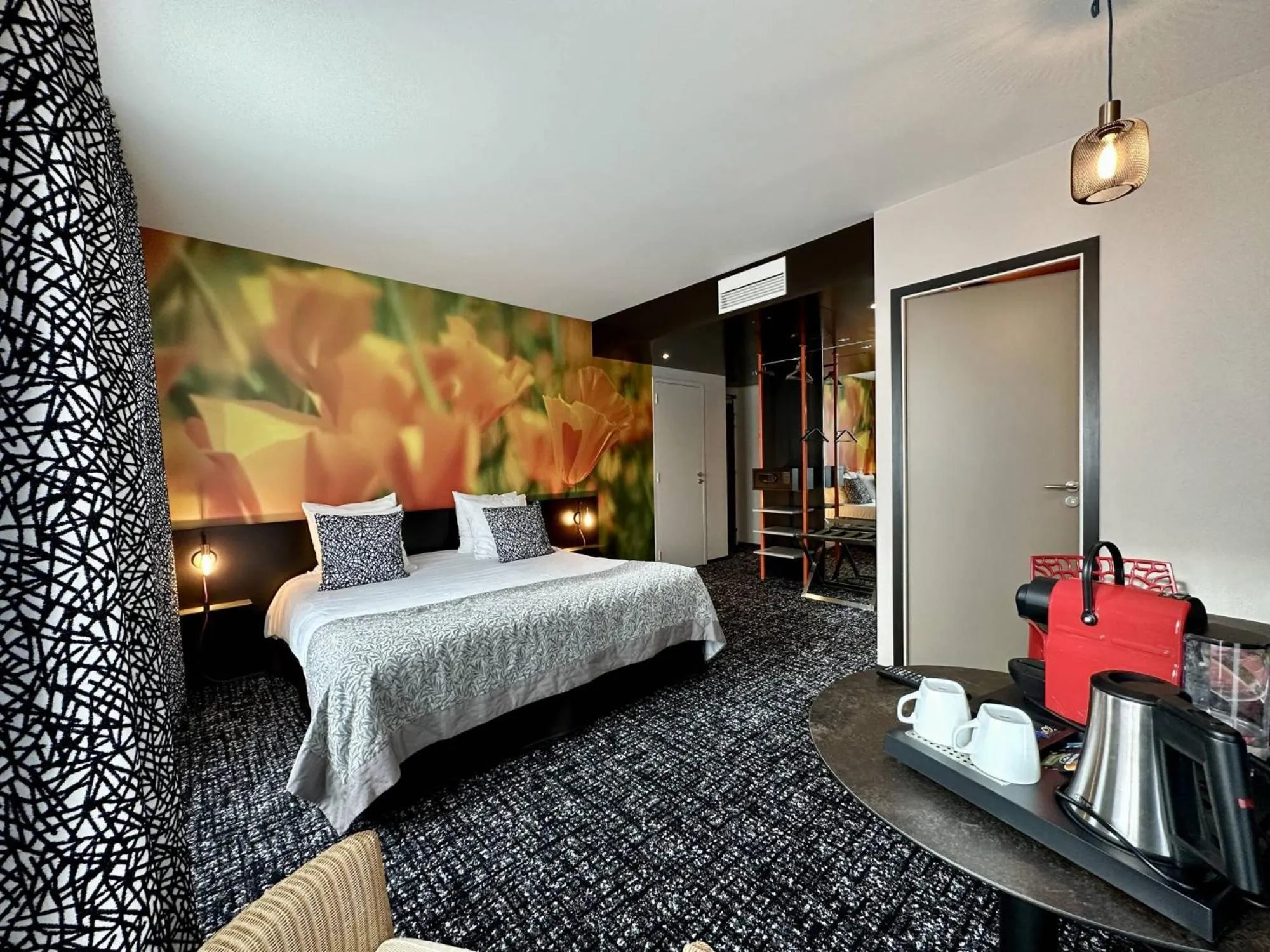 Bed in The Originals Boutique, Hôtel de la Paix, Brest