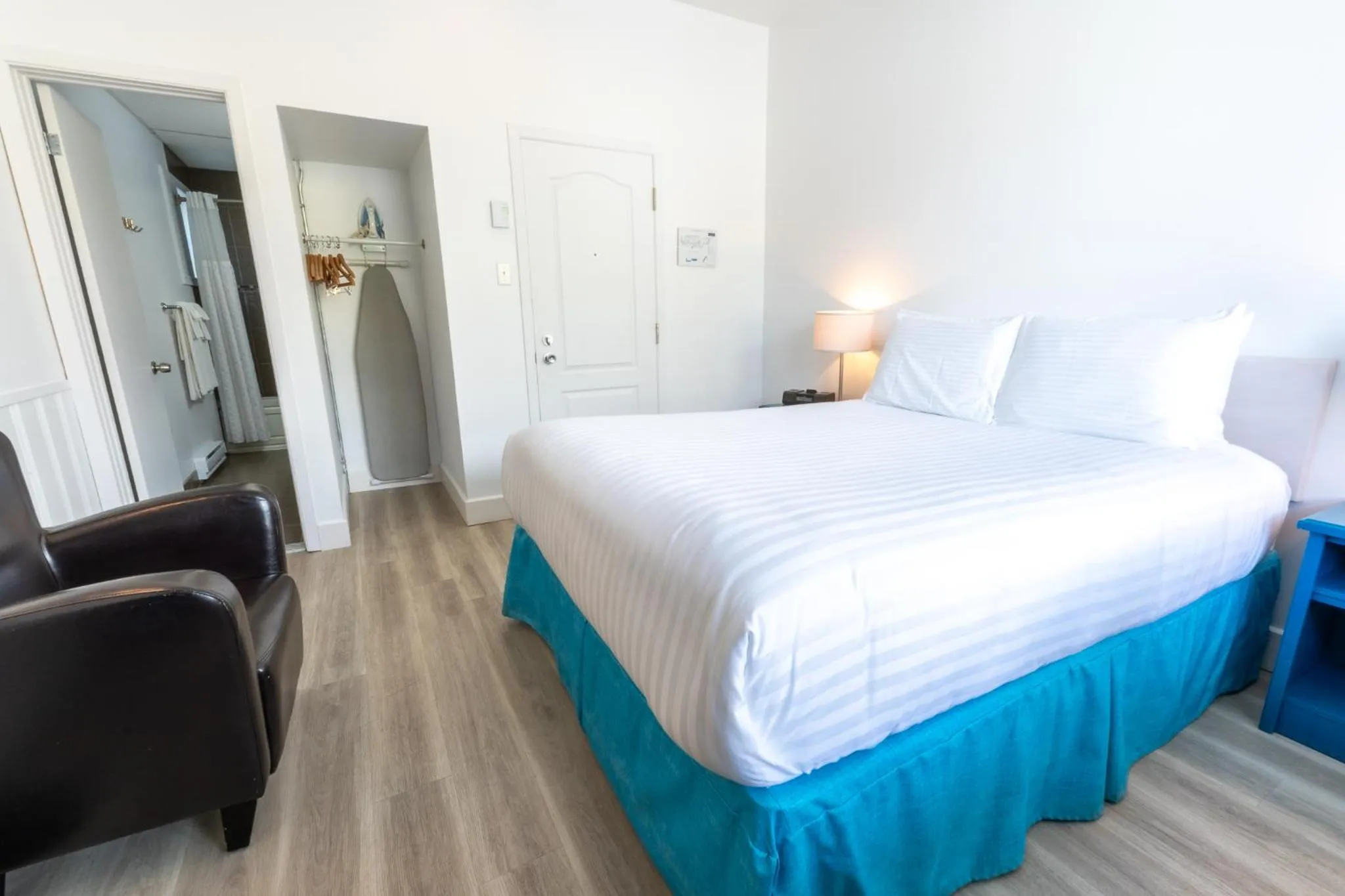 Photo of the whole room, Bed in Riotel Perce