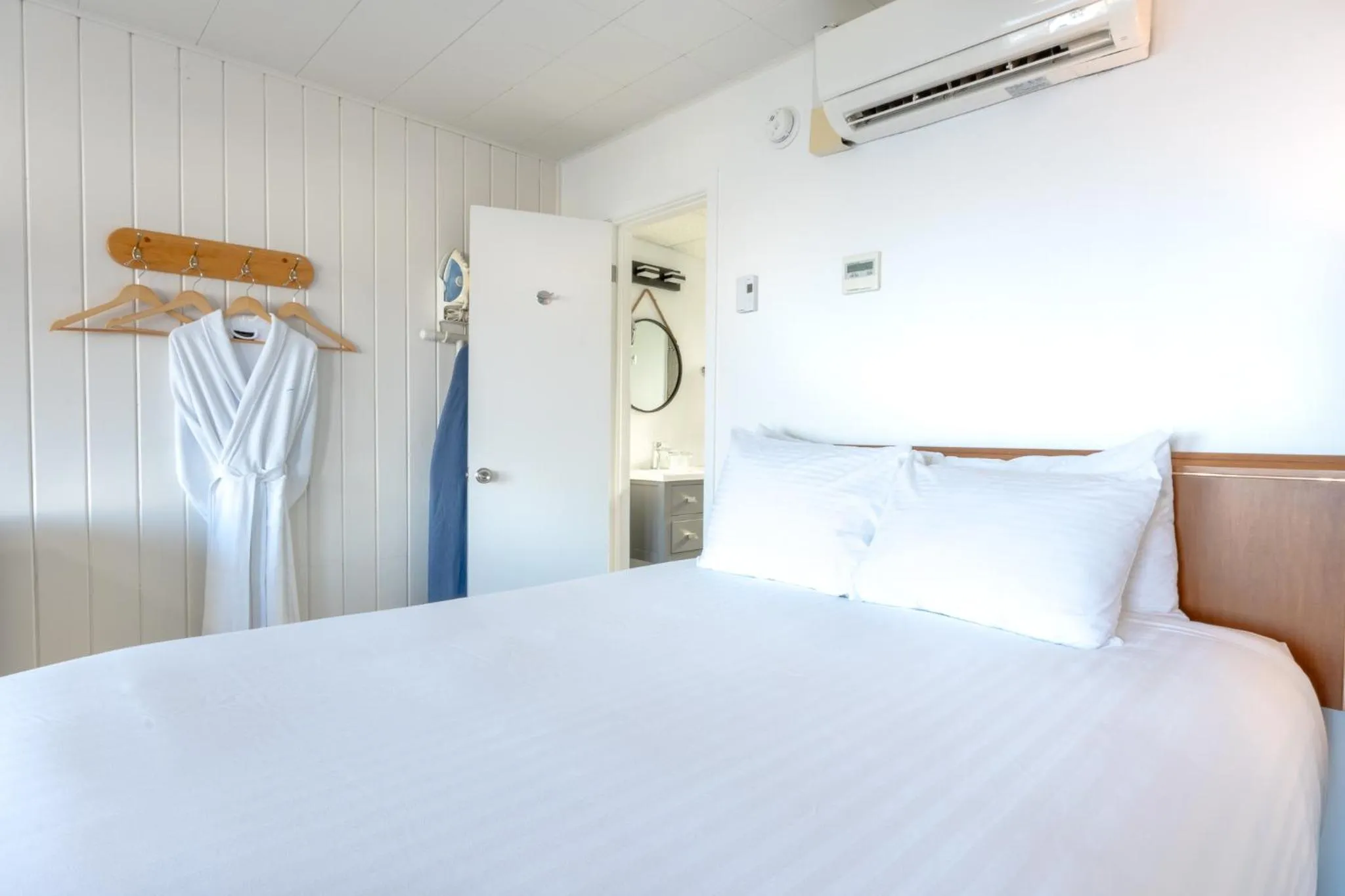 Photo of the whole room, Bed in Riotel Perce