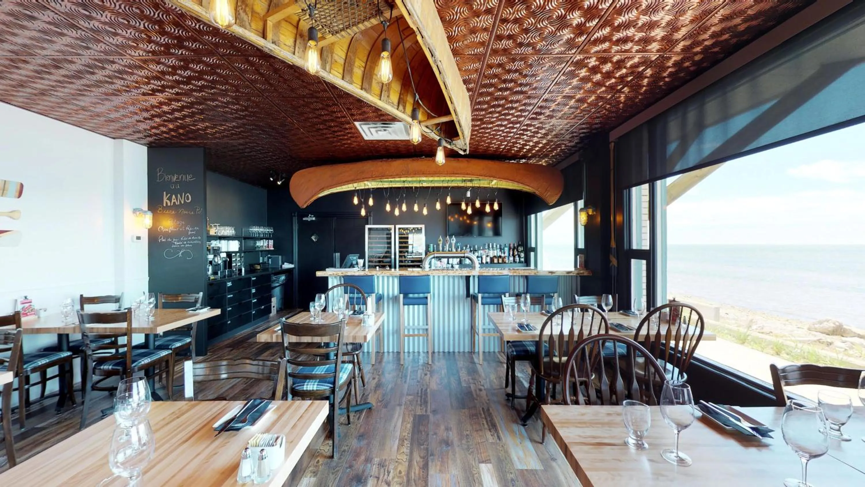 Restaurant/places to eat in Riotel Bonaventure