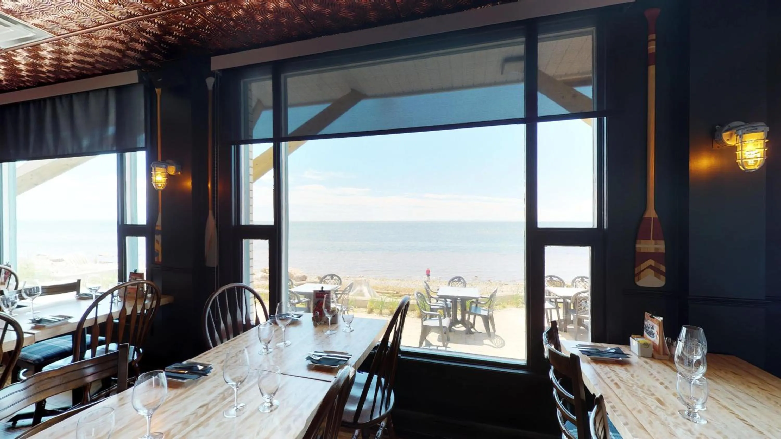 Restaurant/places to eat in Riotel Bonaventure