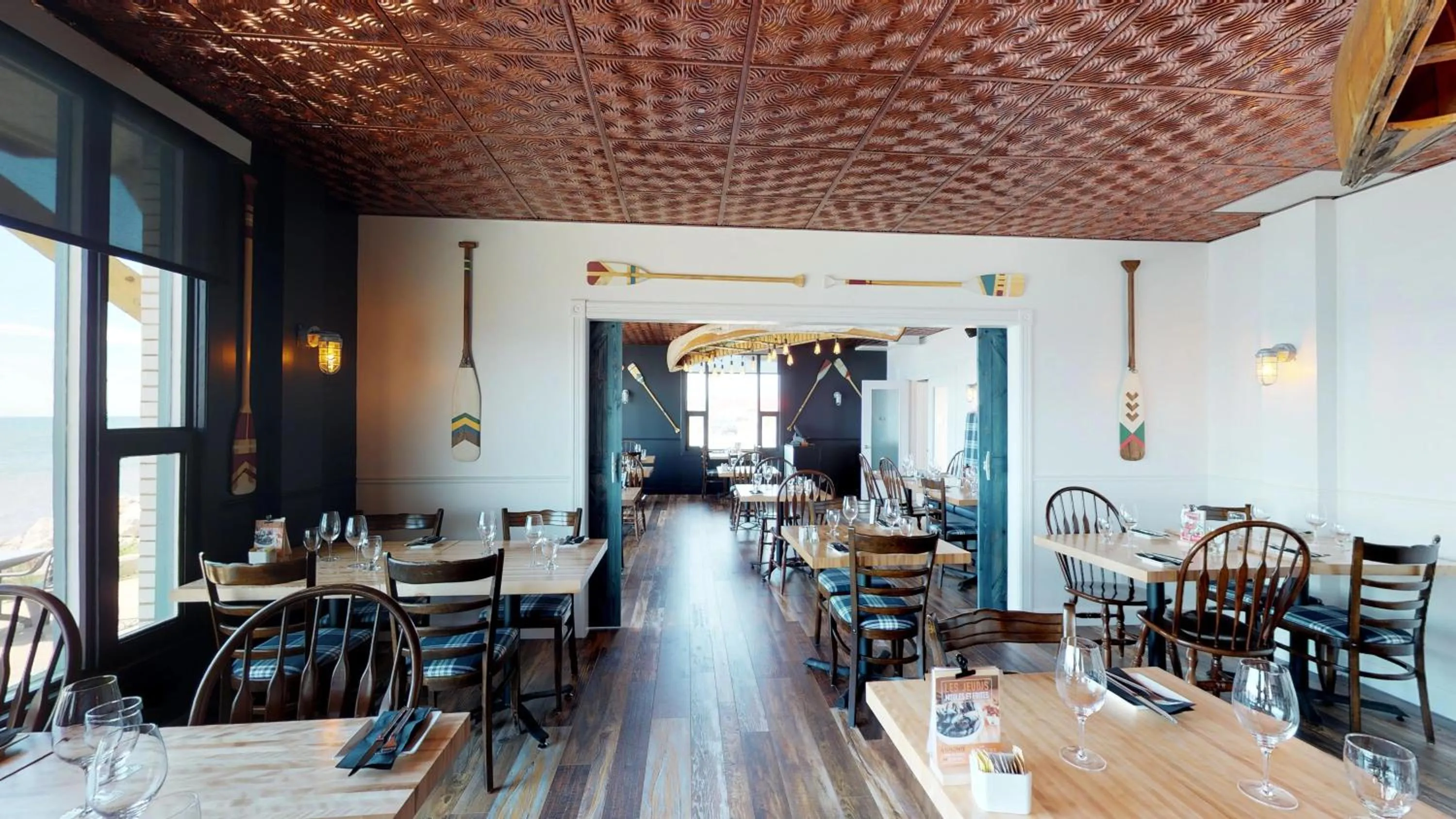 Restaurant/places to eat in Riotel Bonaventure