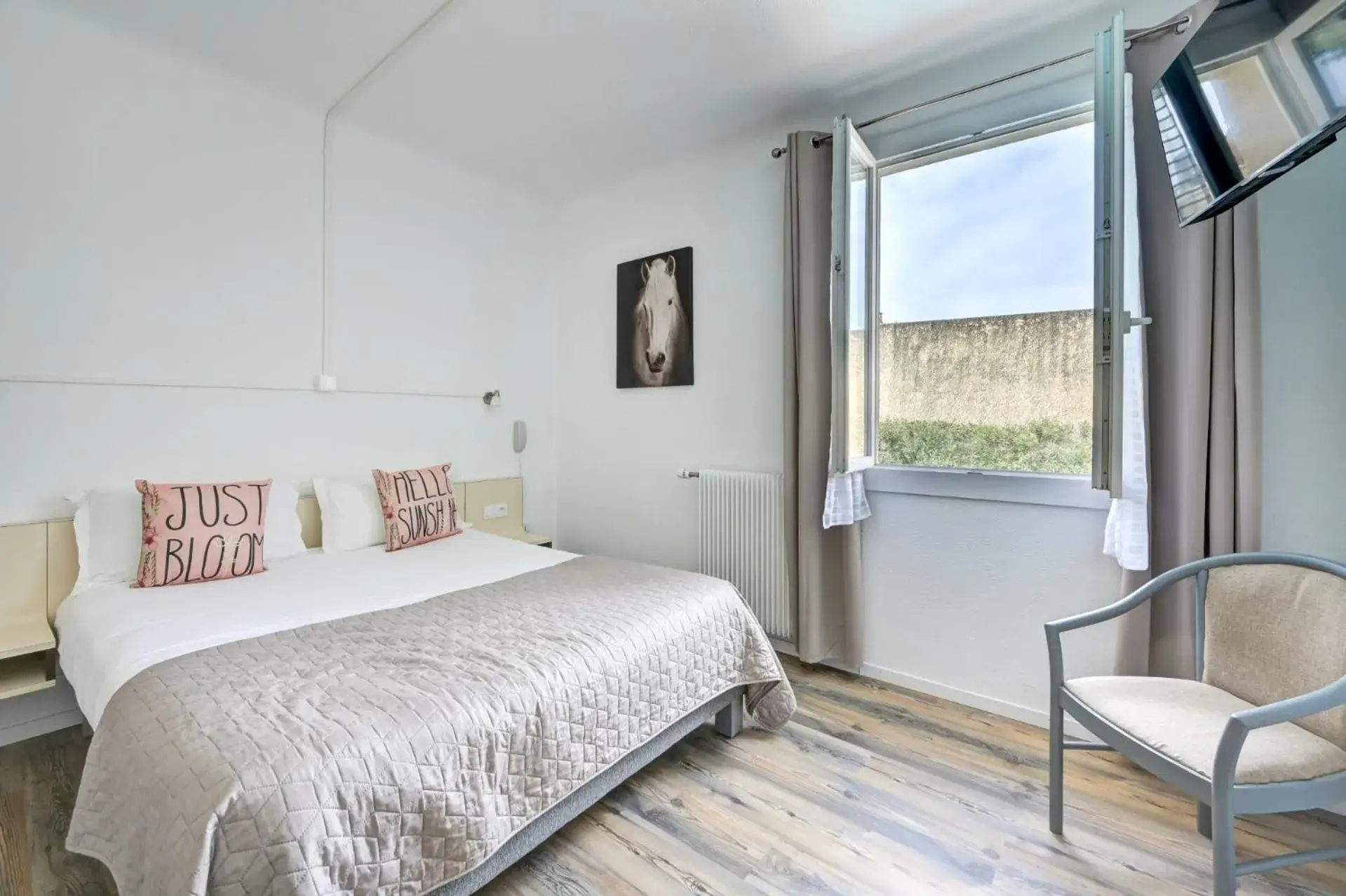 Double Room with Pool View in Logis Hôtel La Bastide d'Entraigues Double Room with Pool View in Logis Hôtel La Bastide d'Entraigues