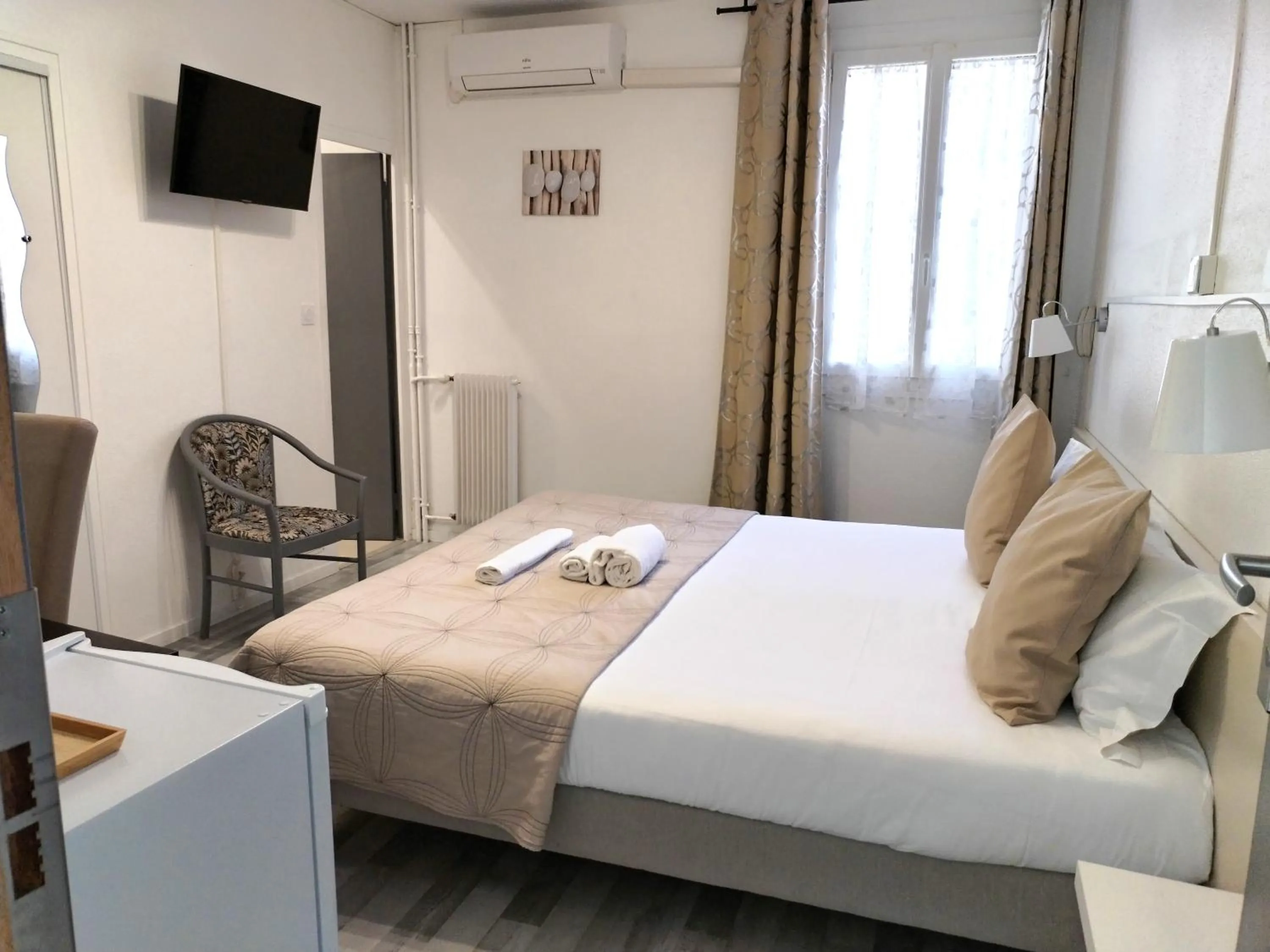 Bedroom, Bed in Logis Hôtel La Bastide d'Entraigues