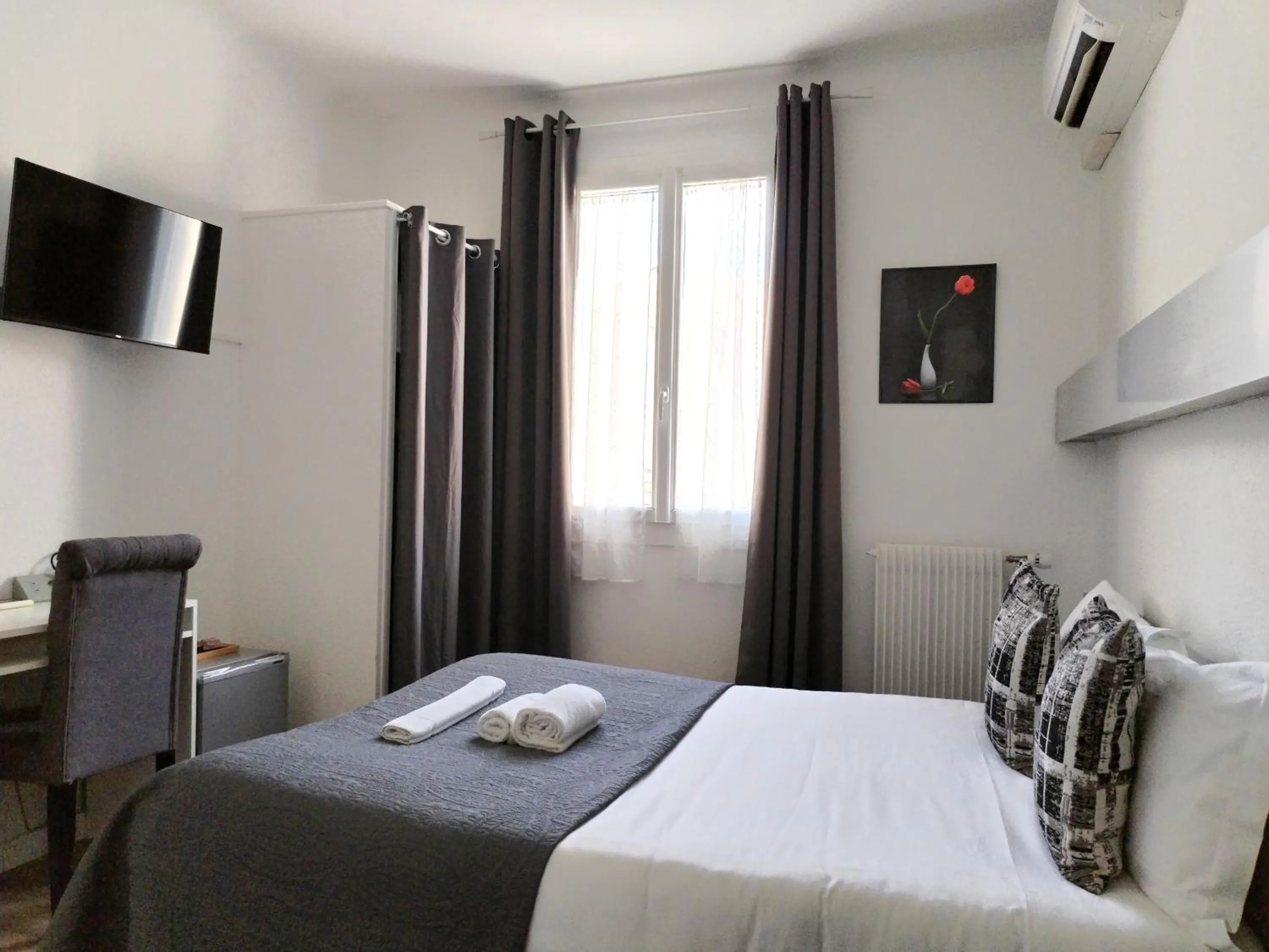 Bedroom, Bed in Logis Hôtel La Bastide d'Entraigues