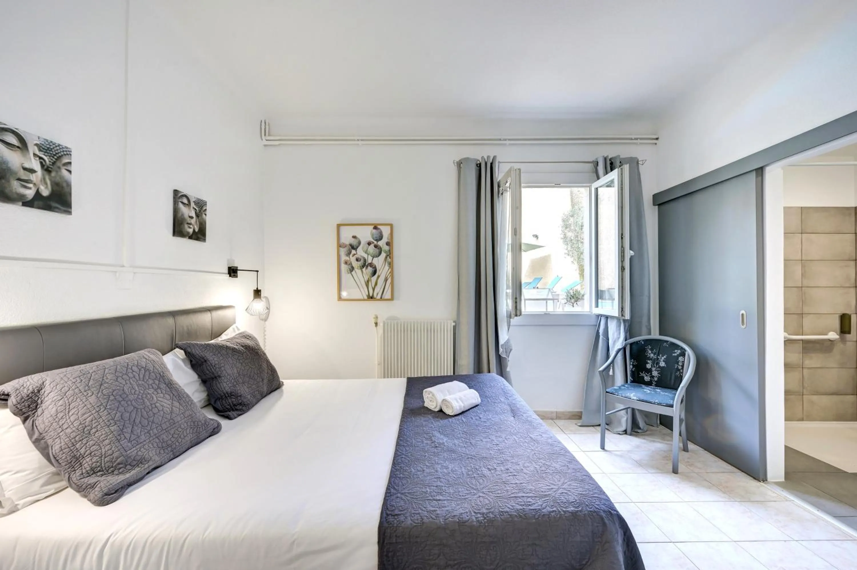 Bed in Logis Hôtel La Bastide d'Entraigues