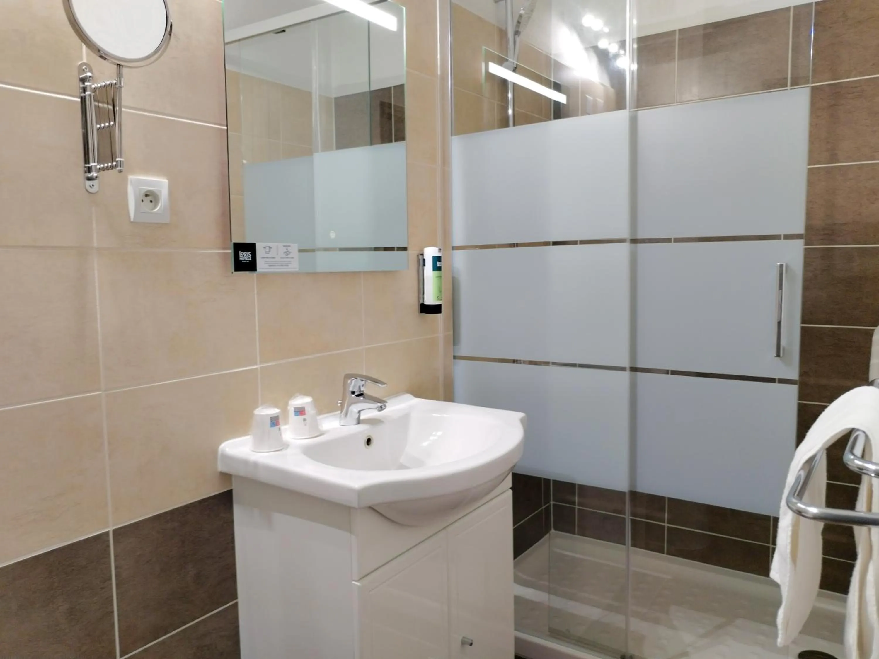 Bathroom in Logis Hôtel La Bastide d'Entraigues