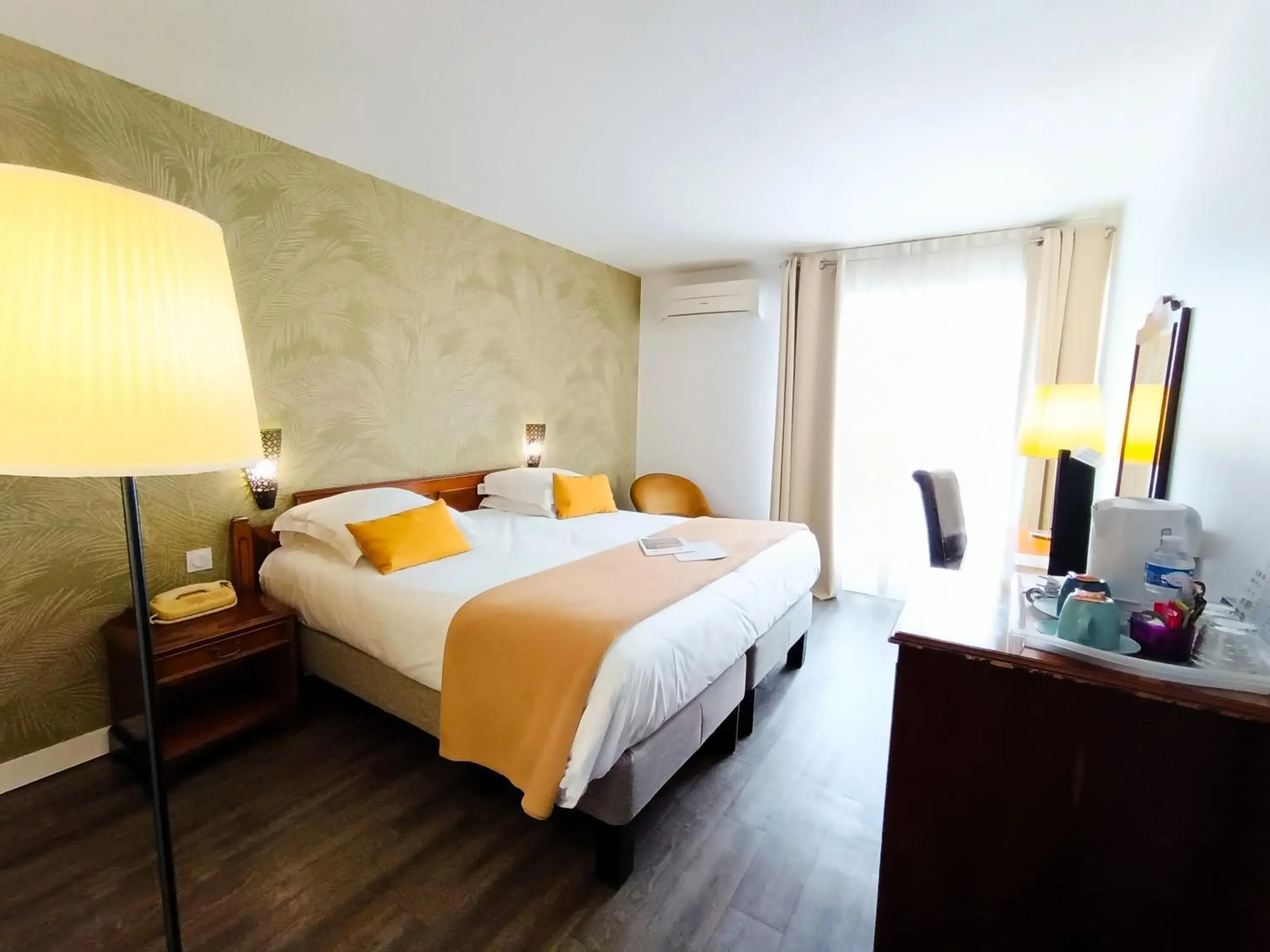Double Room with Balcony - single occupancy in Hotel Des Tuileries Double Room with Balcony - single occupancy in Hotel Des Tuileries