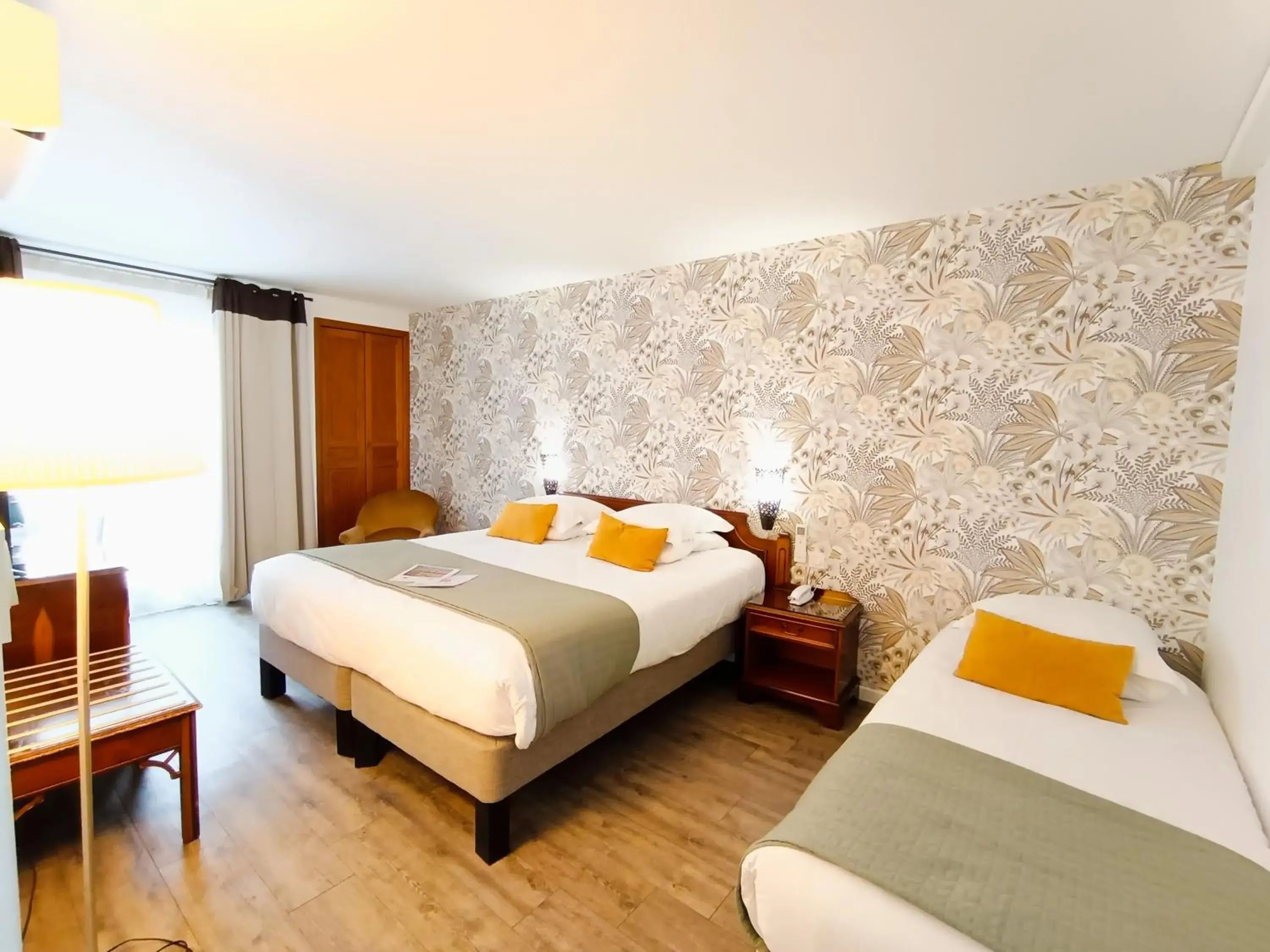 Triple Room in Hotel Des Tuileries Triple Room in Hotel Des Tuileries