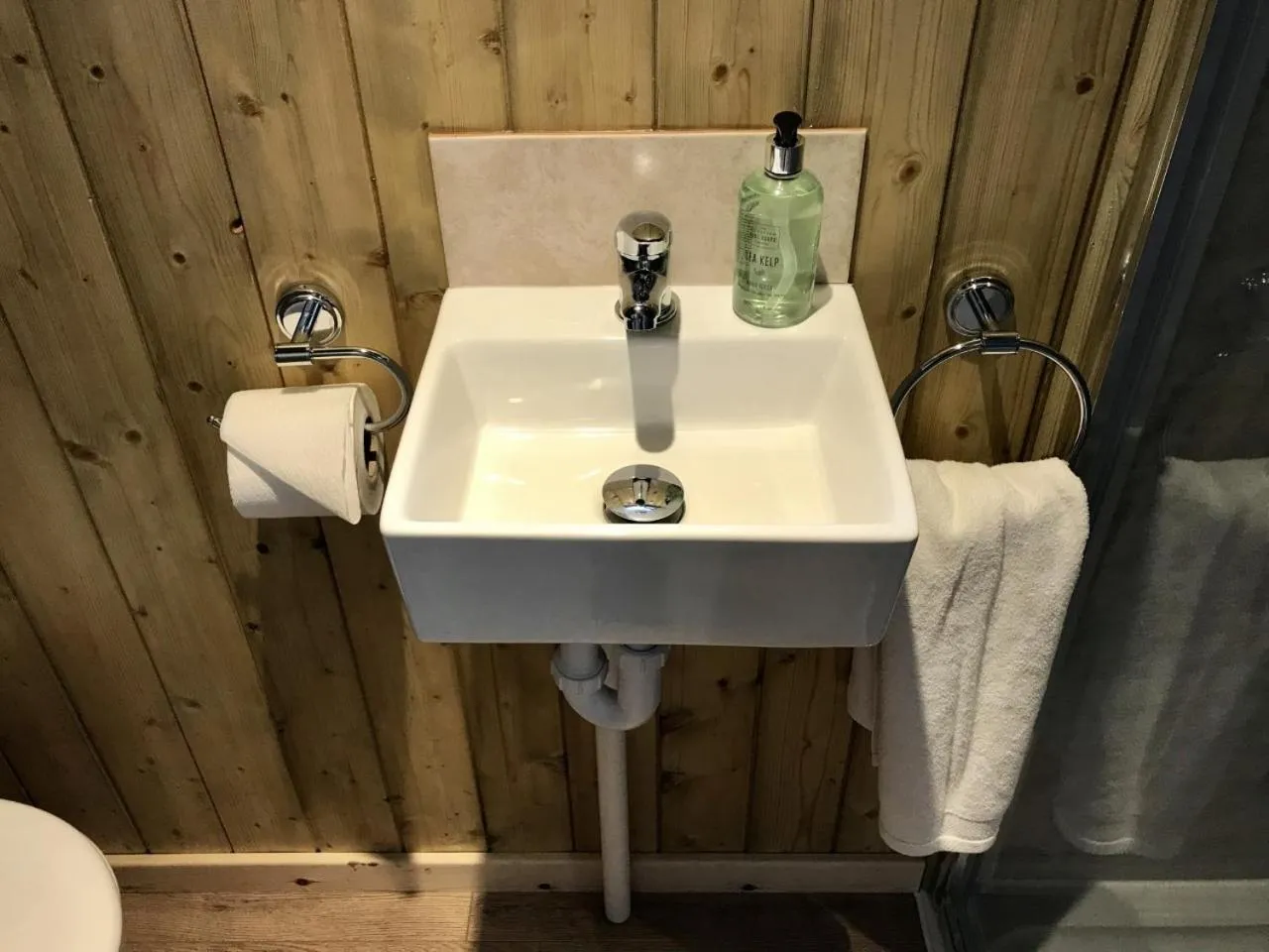 Bathroom in Highland Bear Lodge & Luxury Bear Huts