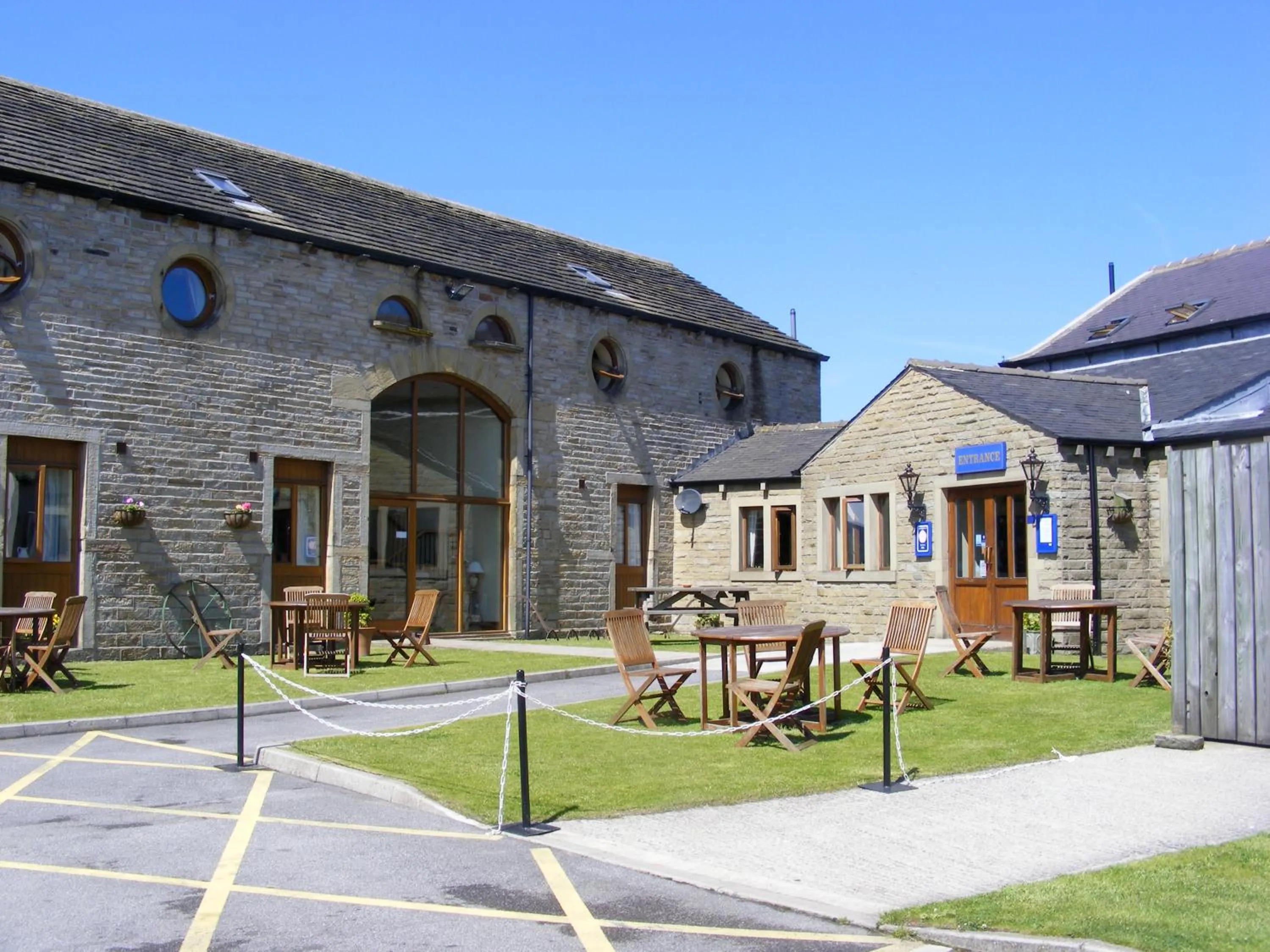 Facade/entrance in The Dog and Partridge