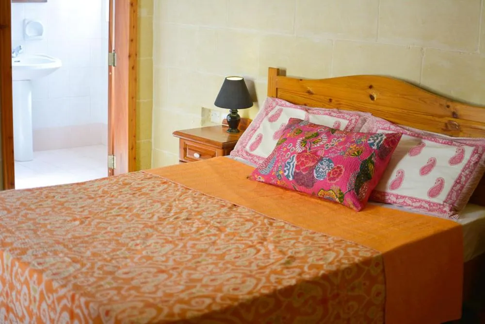 Decorative detail, Bed in Shanti Ghar Gozo
