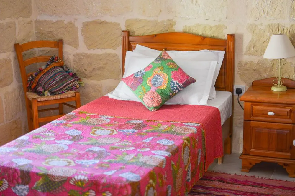 Decorative detail, Bed in Shanti Ghar Gozo
