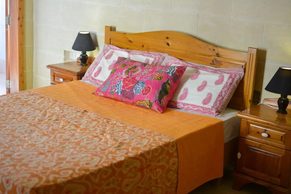 Decorative detail, Bed in Shanti Ghar Gozo