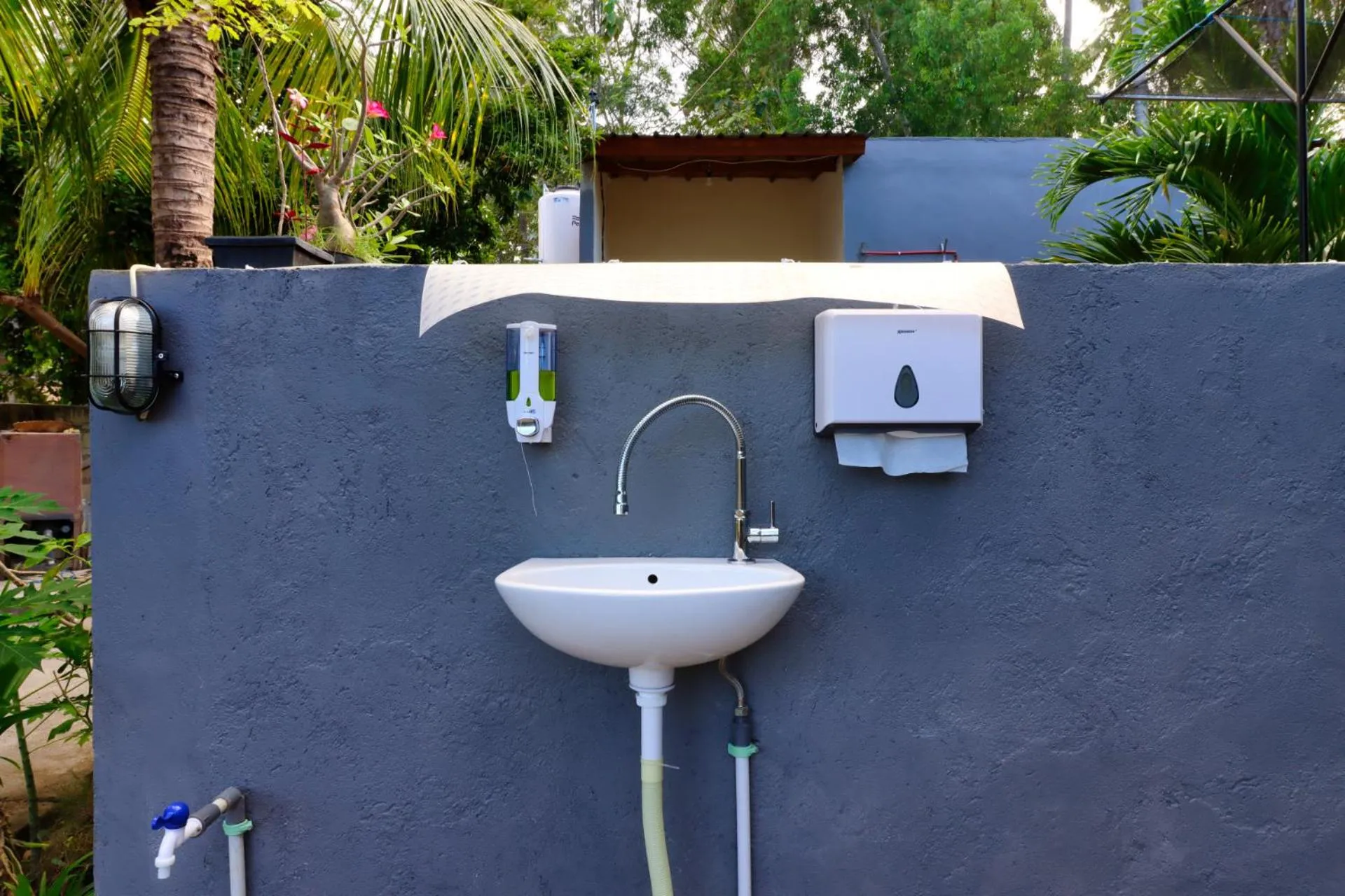 Facade/entrance in Ari La Casa