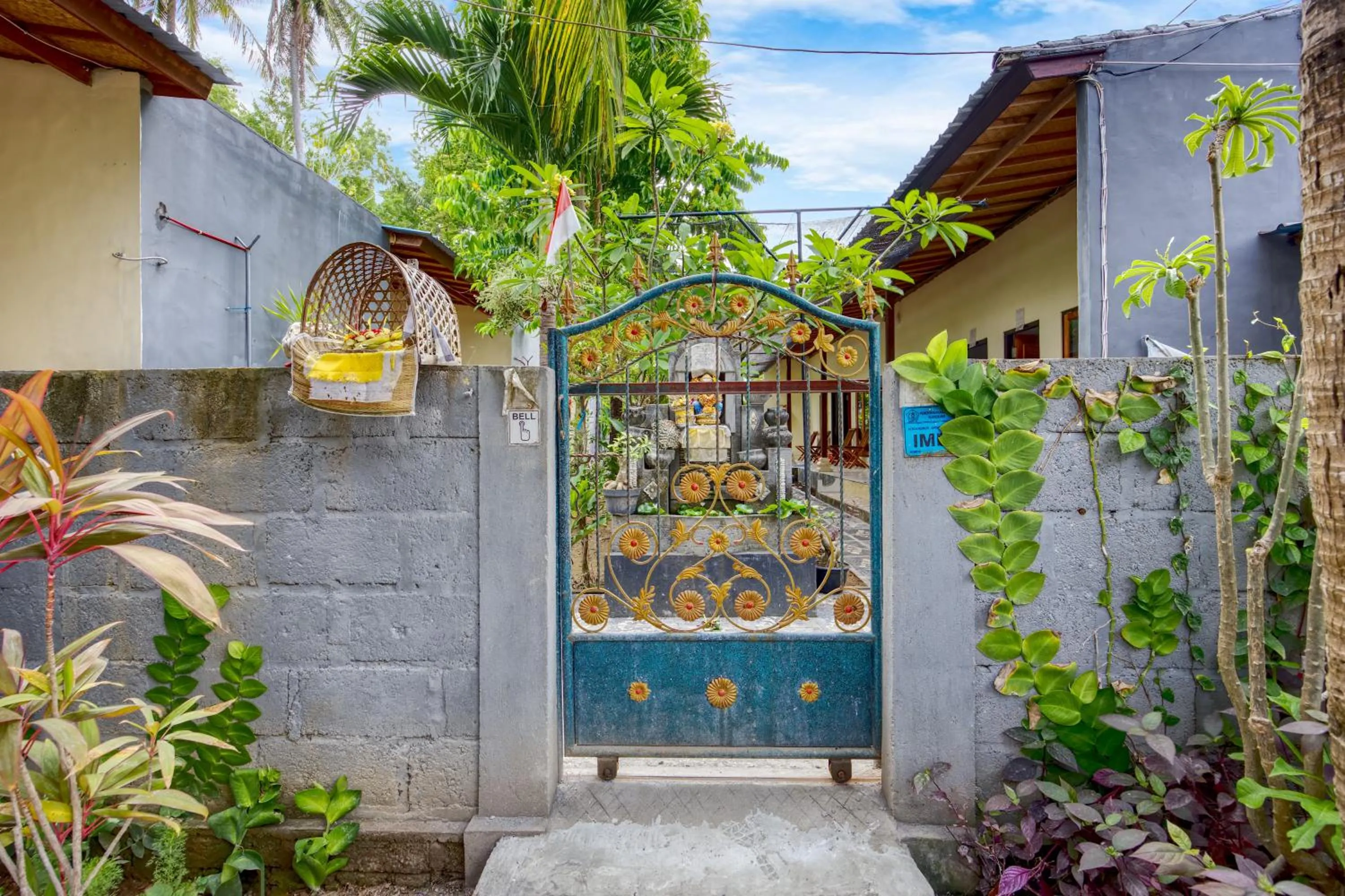 Facade/entrance in Ari La Casa