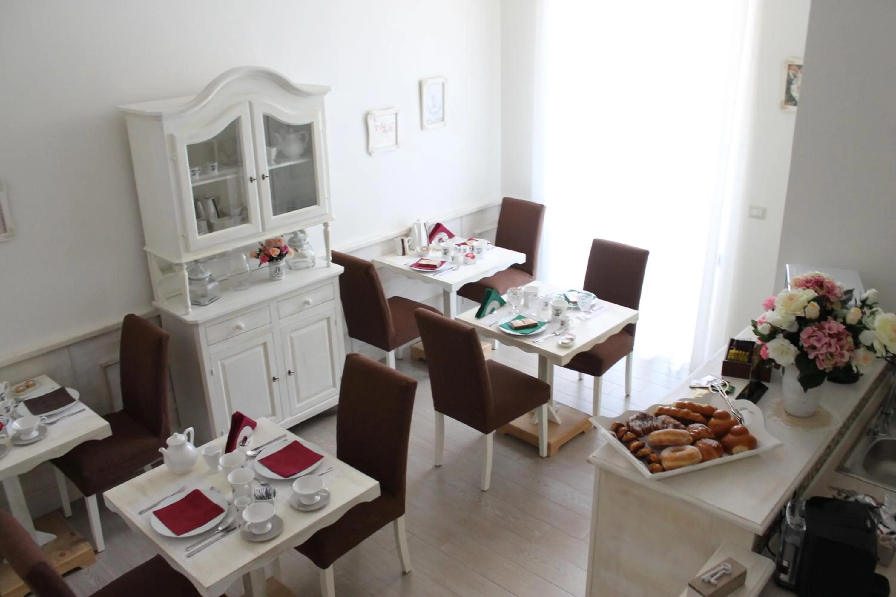 Communal lounge/ TV room in B&B Paura