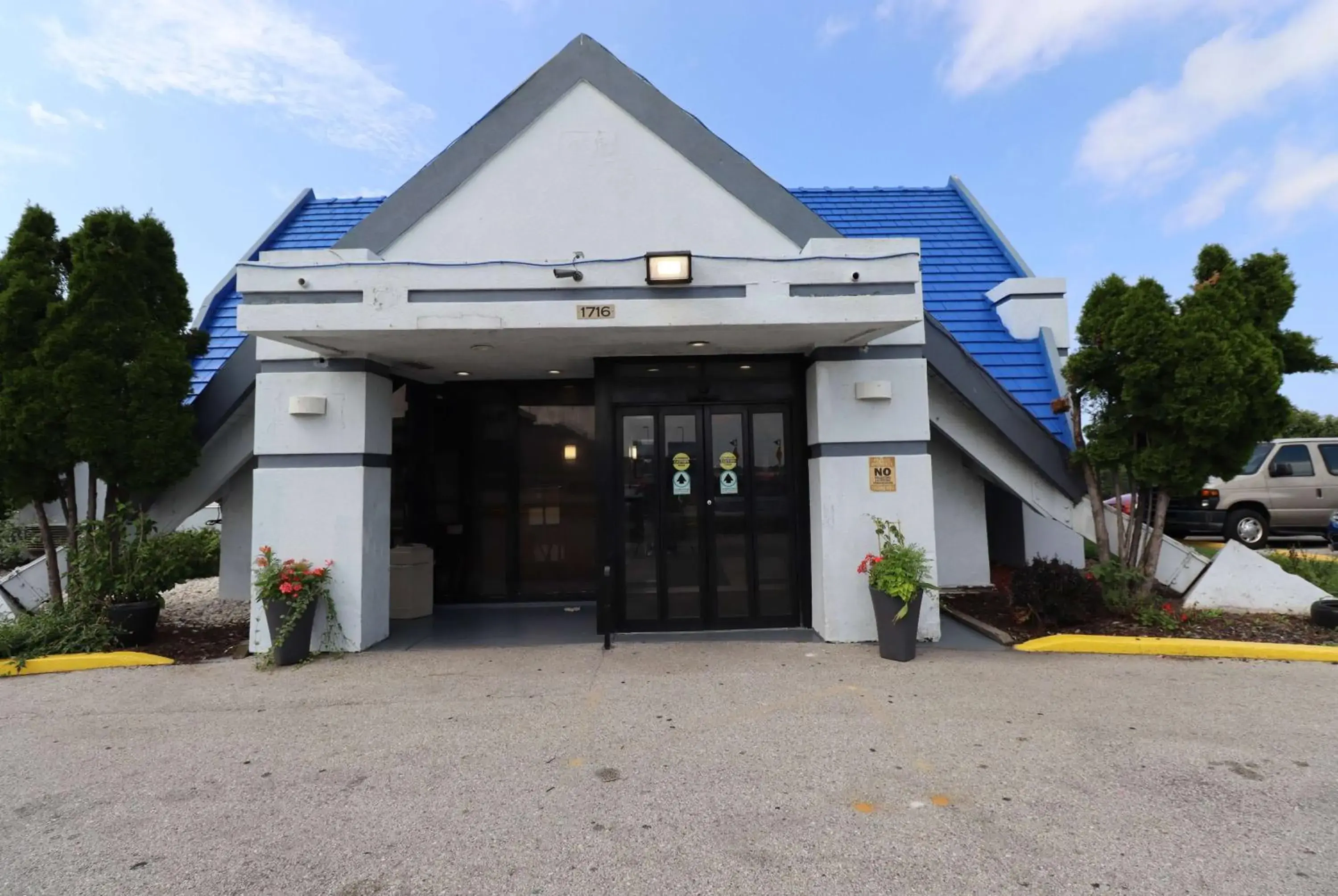 Property building in Travelodge by Wyndham Milwaukee Property building in Travelodge by Wyndham Milwaukee