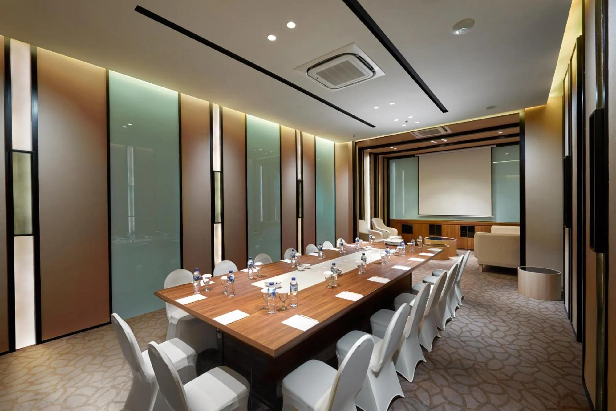 Meeting/conference room in Golden Tulip Holland Resort Batu