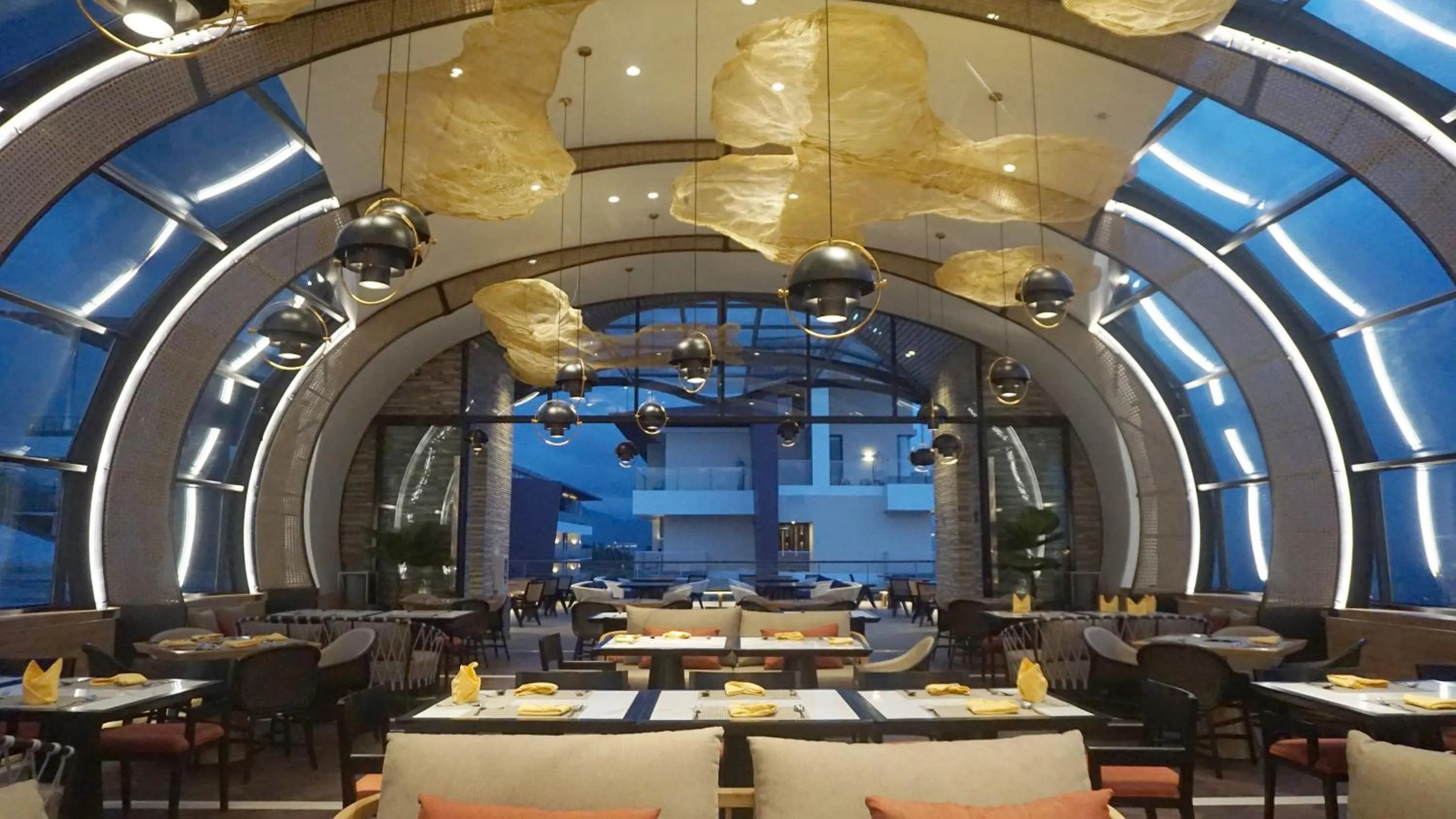 Restaurant/places to eat in Golden Tulip Holland Resort Batu