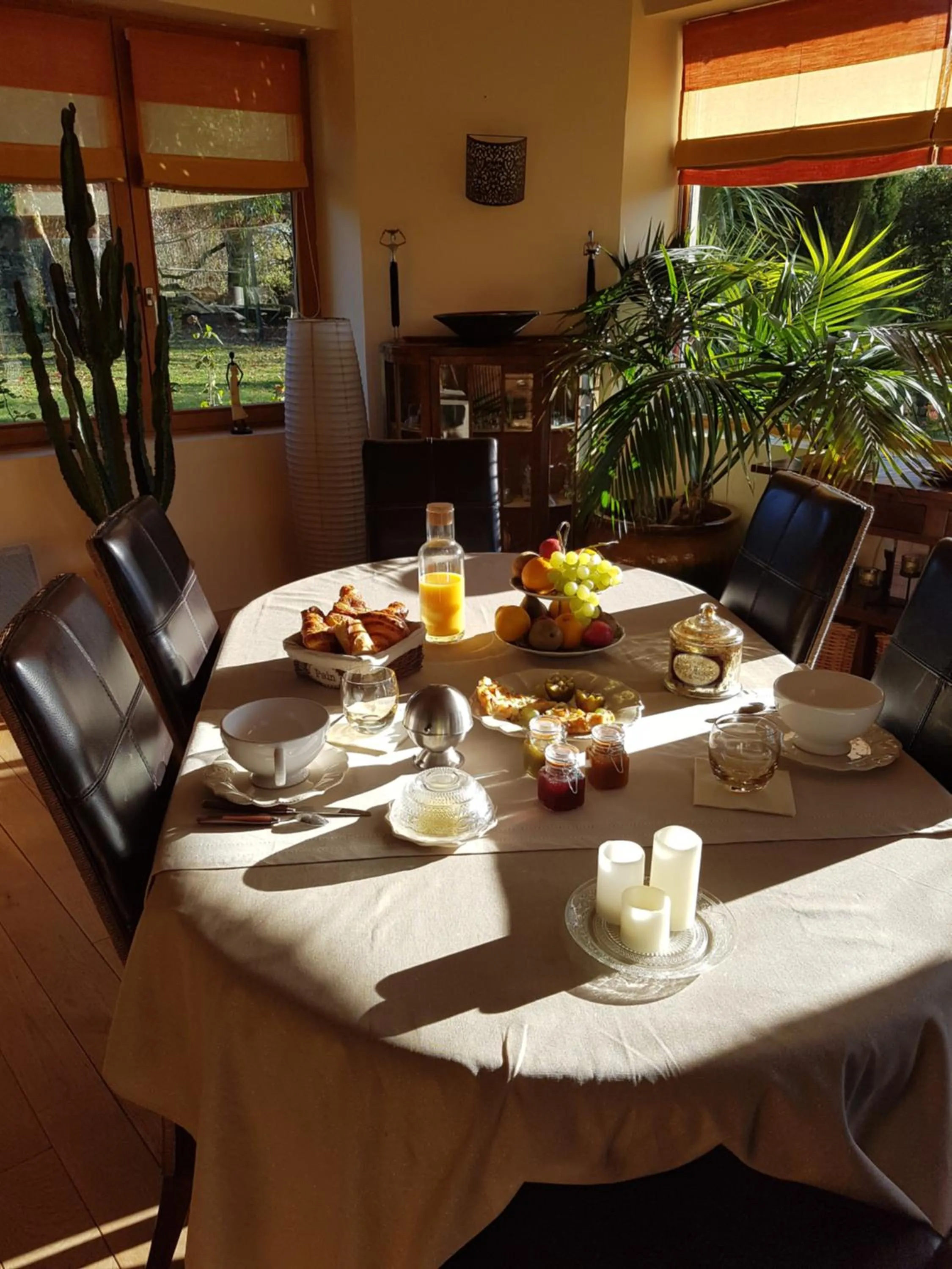 Dining area in B&B Lou Mas