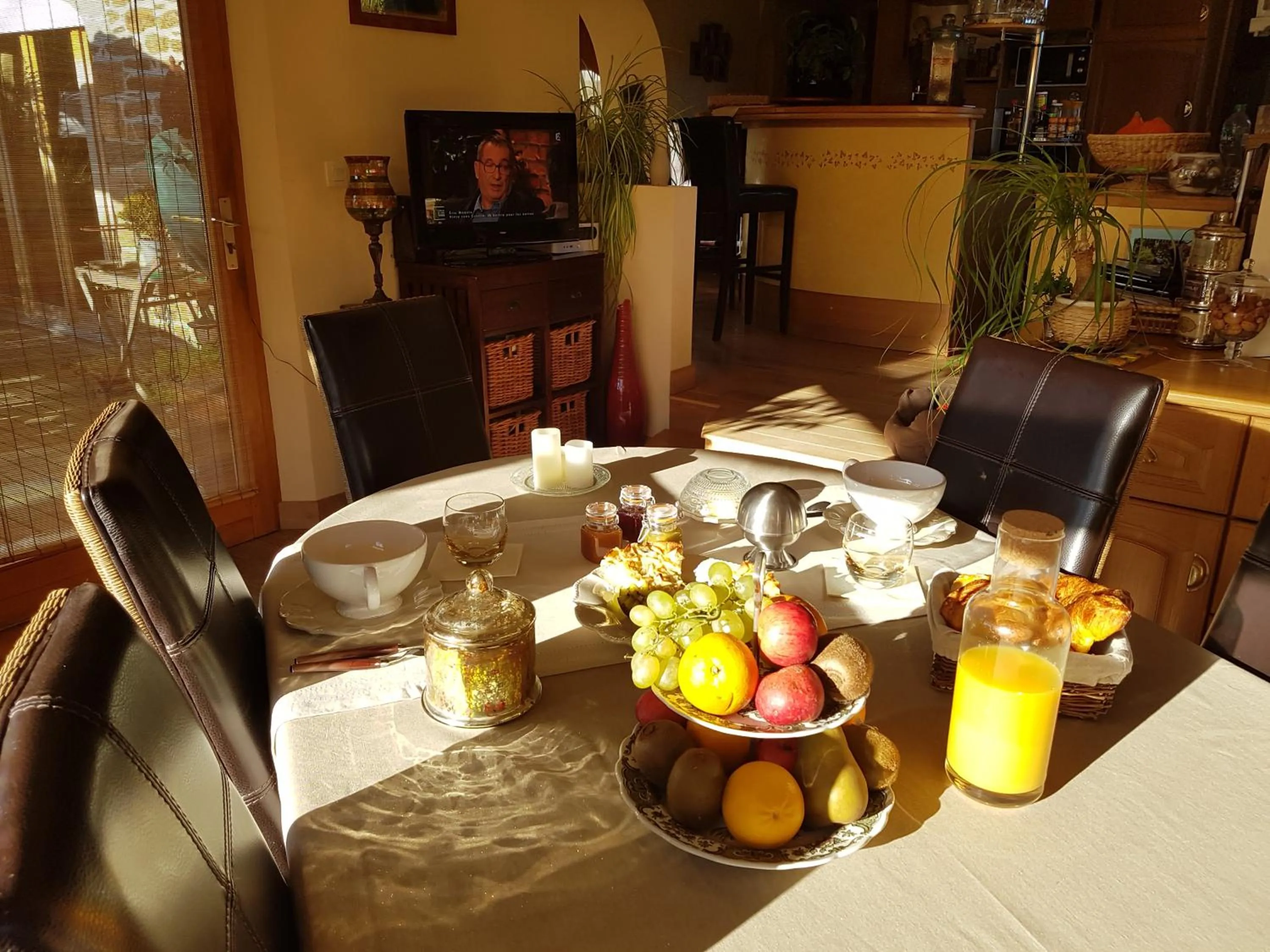 Dining area in B&B Lou Mas