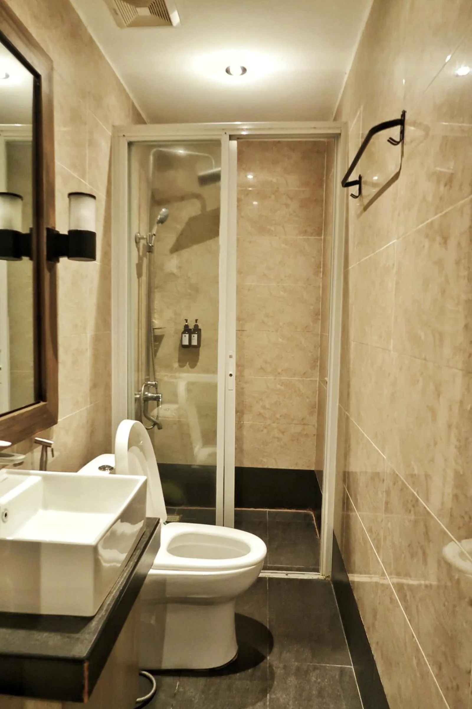 Toilet in LEUX Hotel Alona Panglao