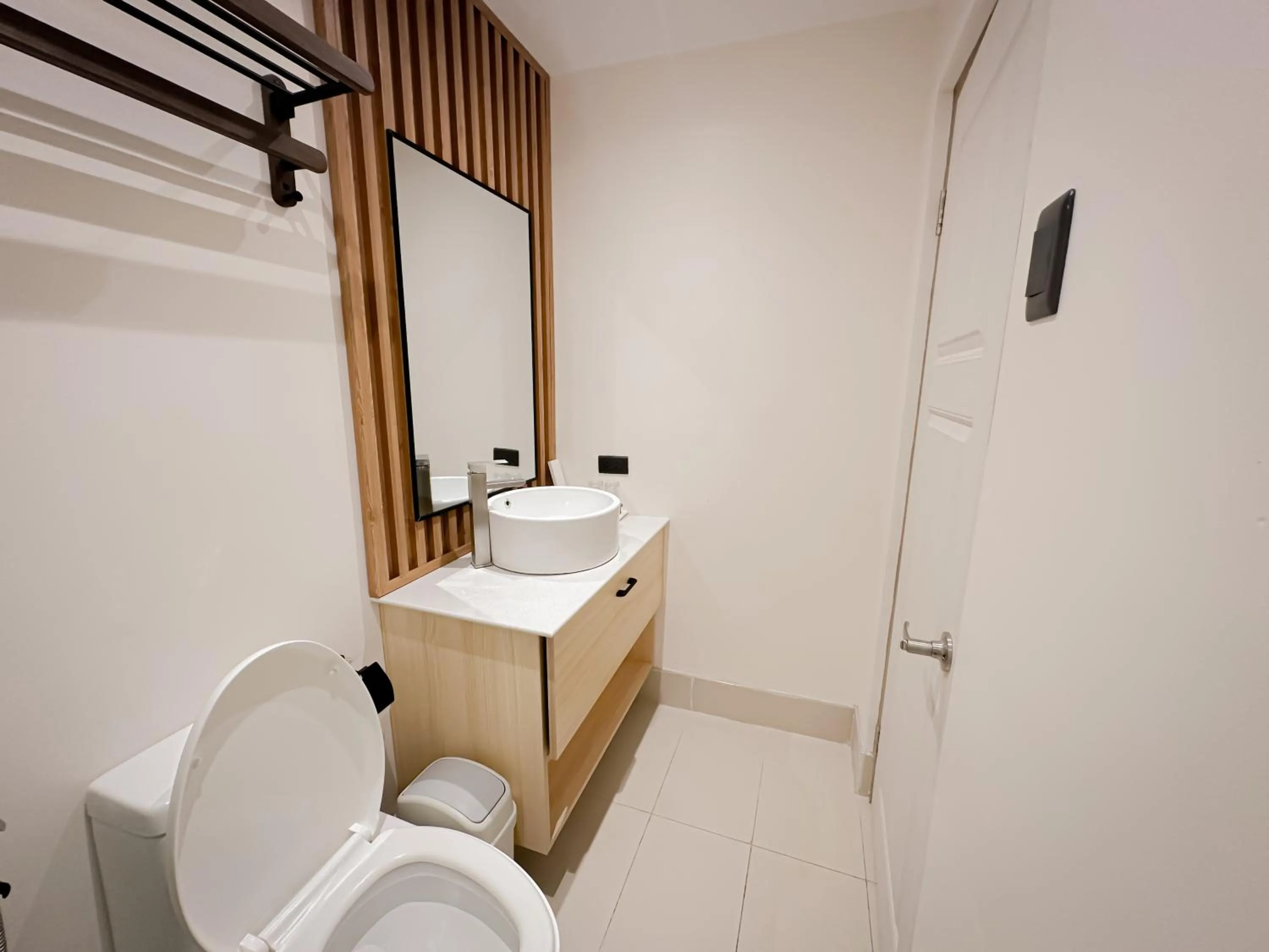 Toilet in LEUX Hotel Alona Panglao