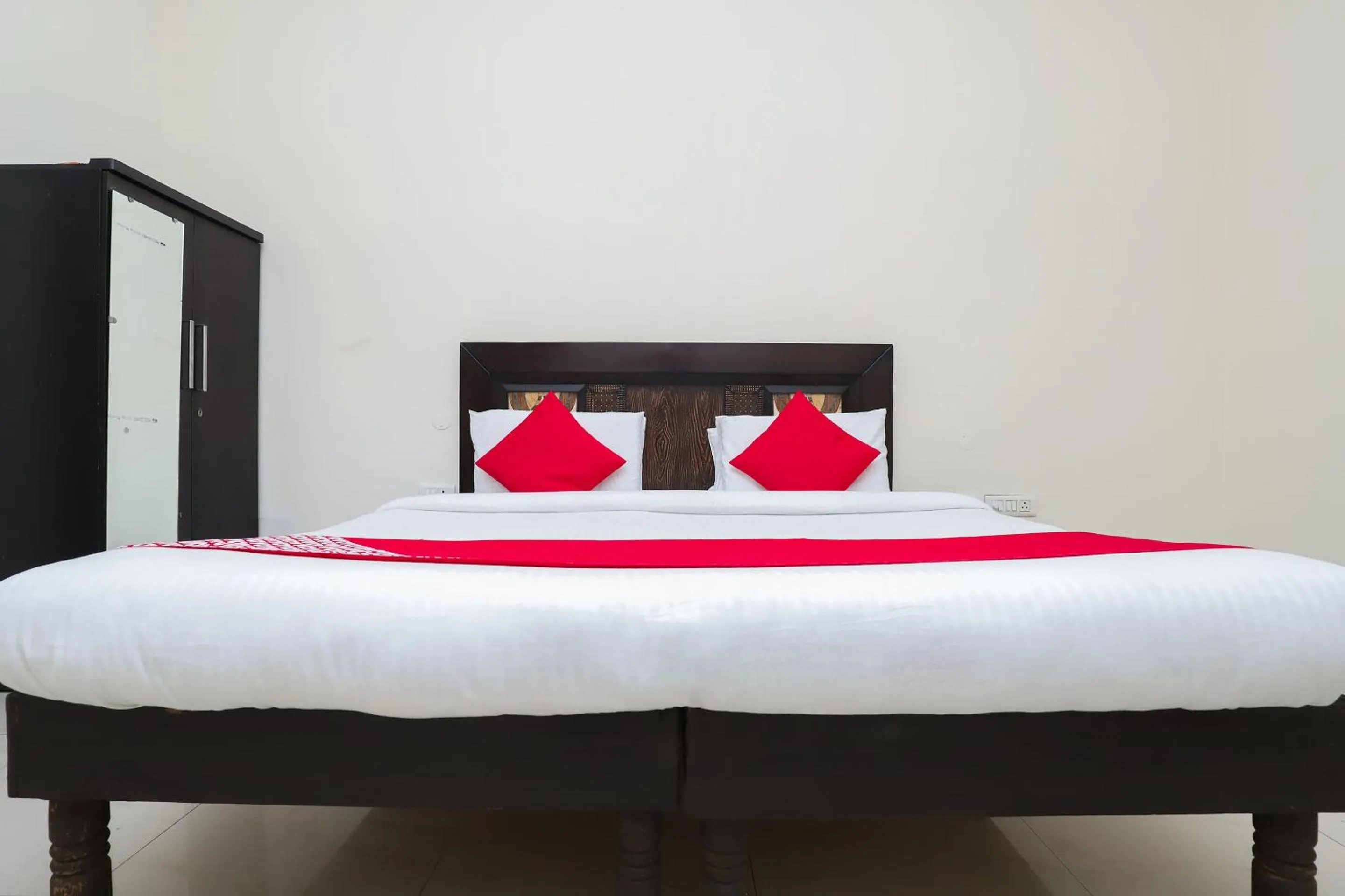 Bedroom in Hotel O Shiv Shakti Inn Near Kamal Cinema