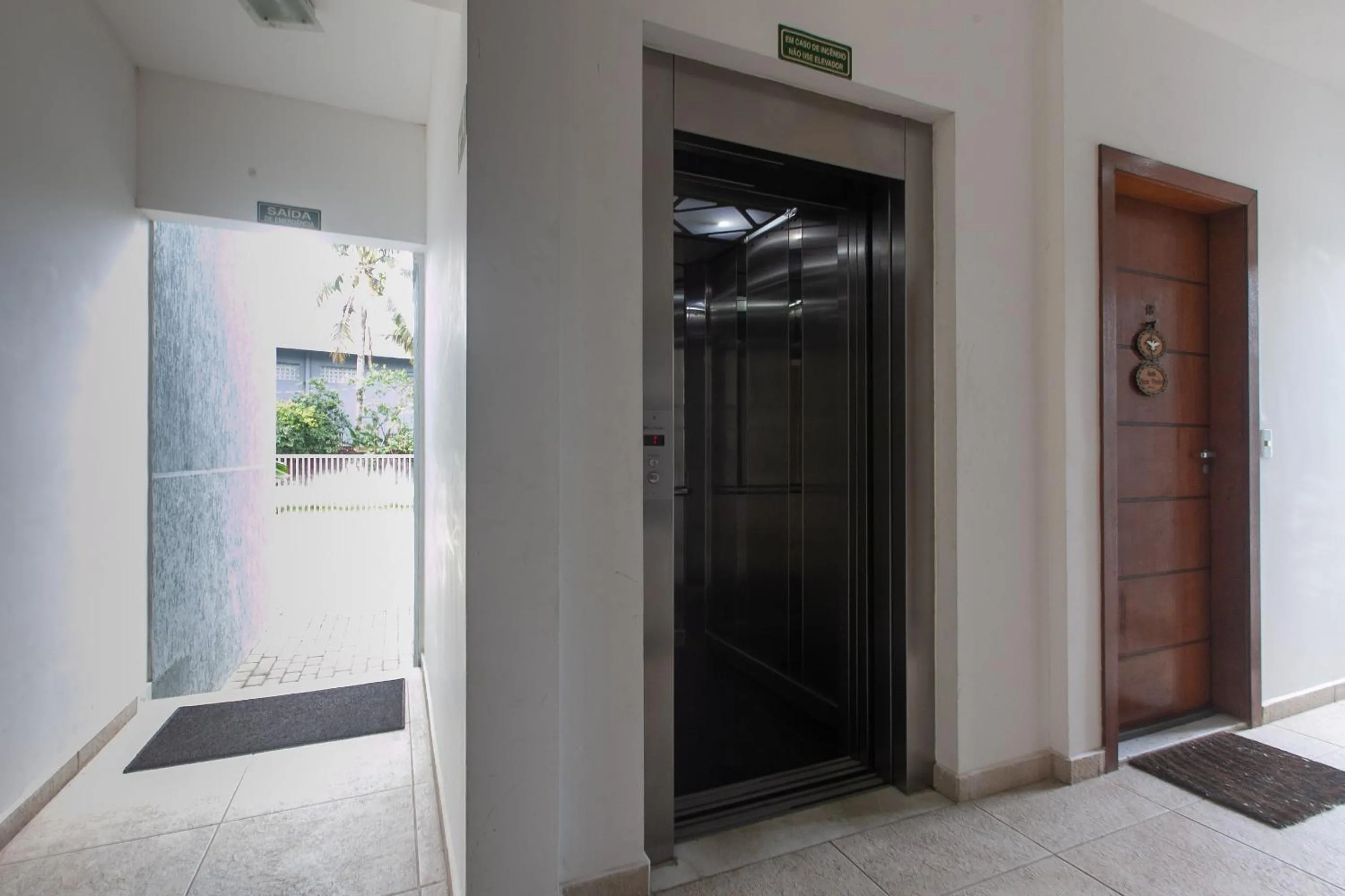 elevator in Apartamento Erica Itaguá proximo da Praia Grande