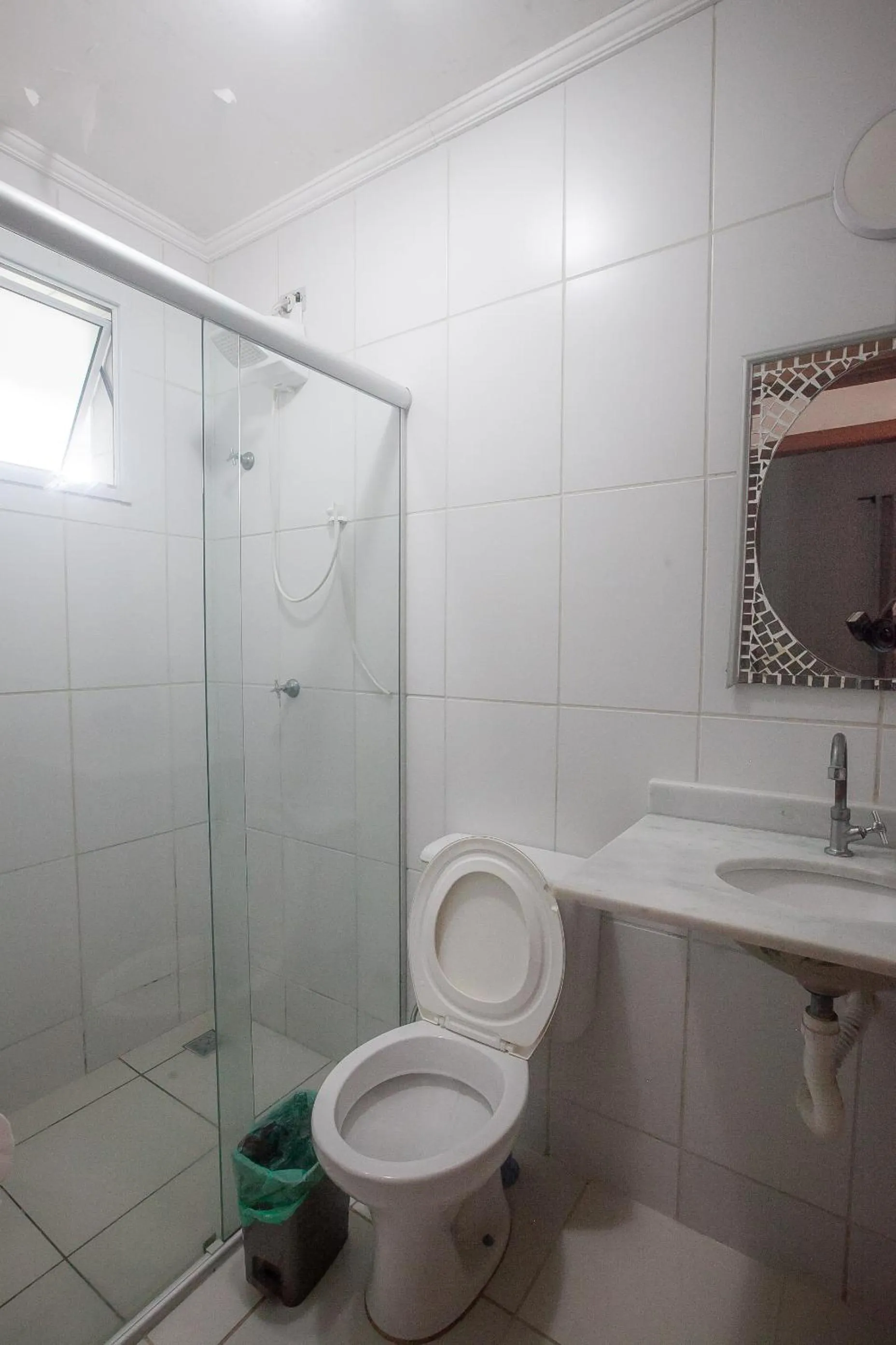 Shower in Apartamento Erica Itaguá proximo da Praia Grande