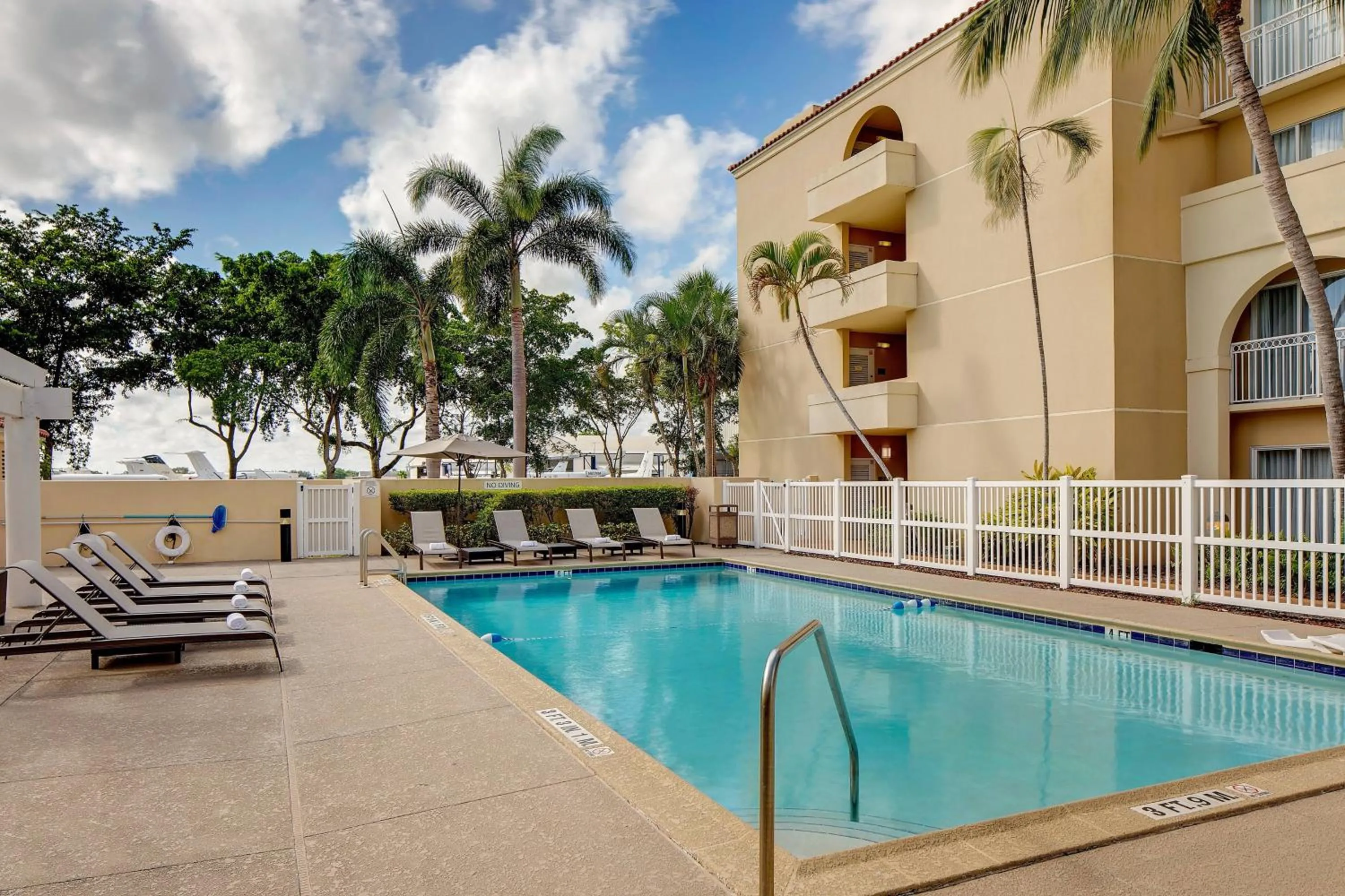 Swimming pool in Courtyard by Marriott Fort Lauderdale North/Cypress Creek