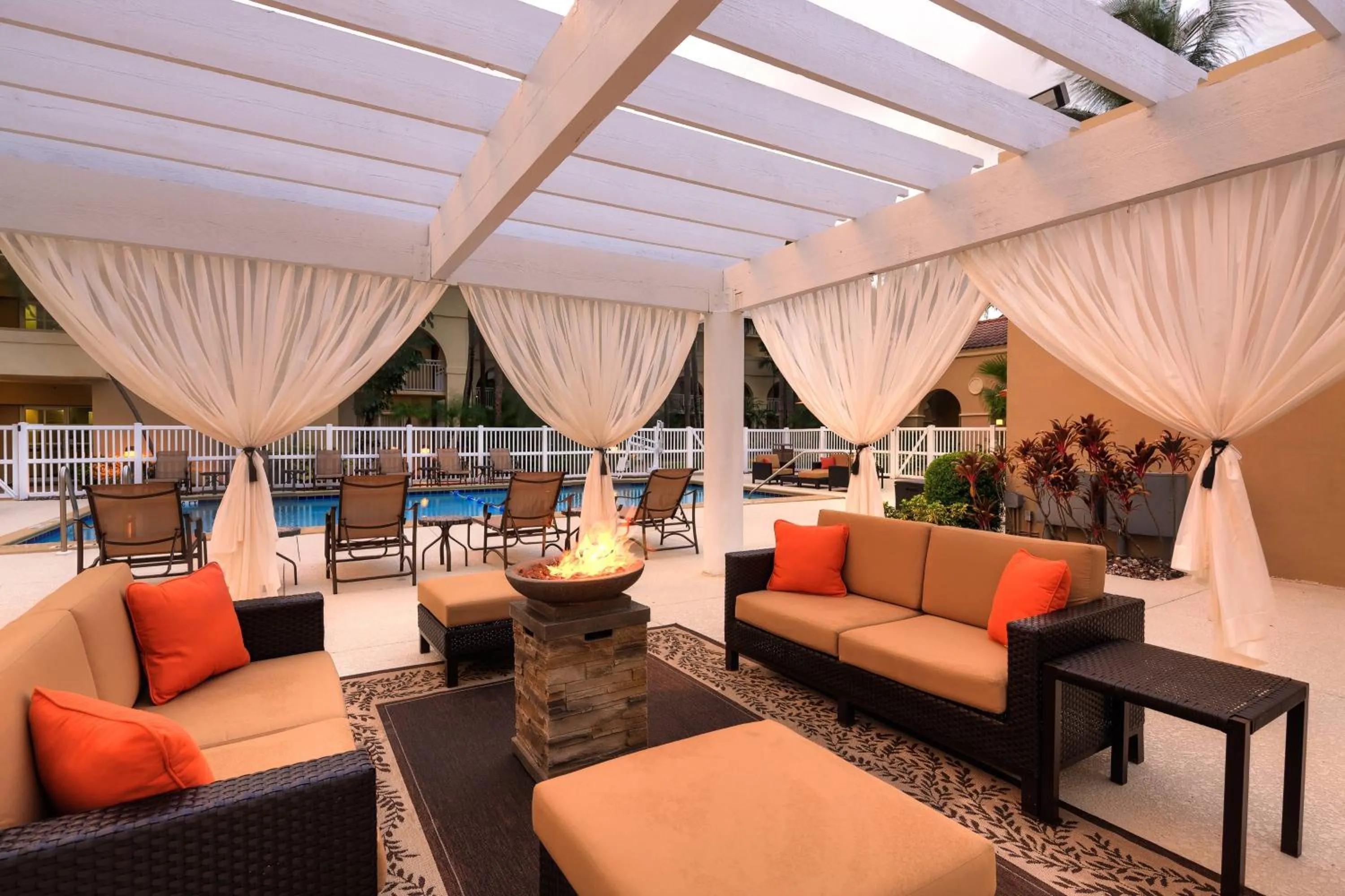 Swimming pool in Courtyard by Marriott Fort Lauderdale North/Cypress Creek