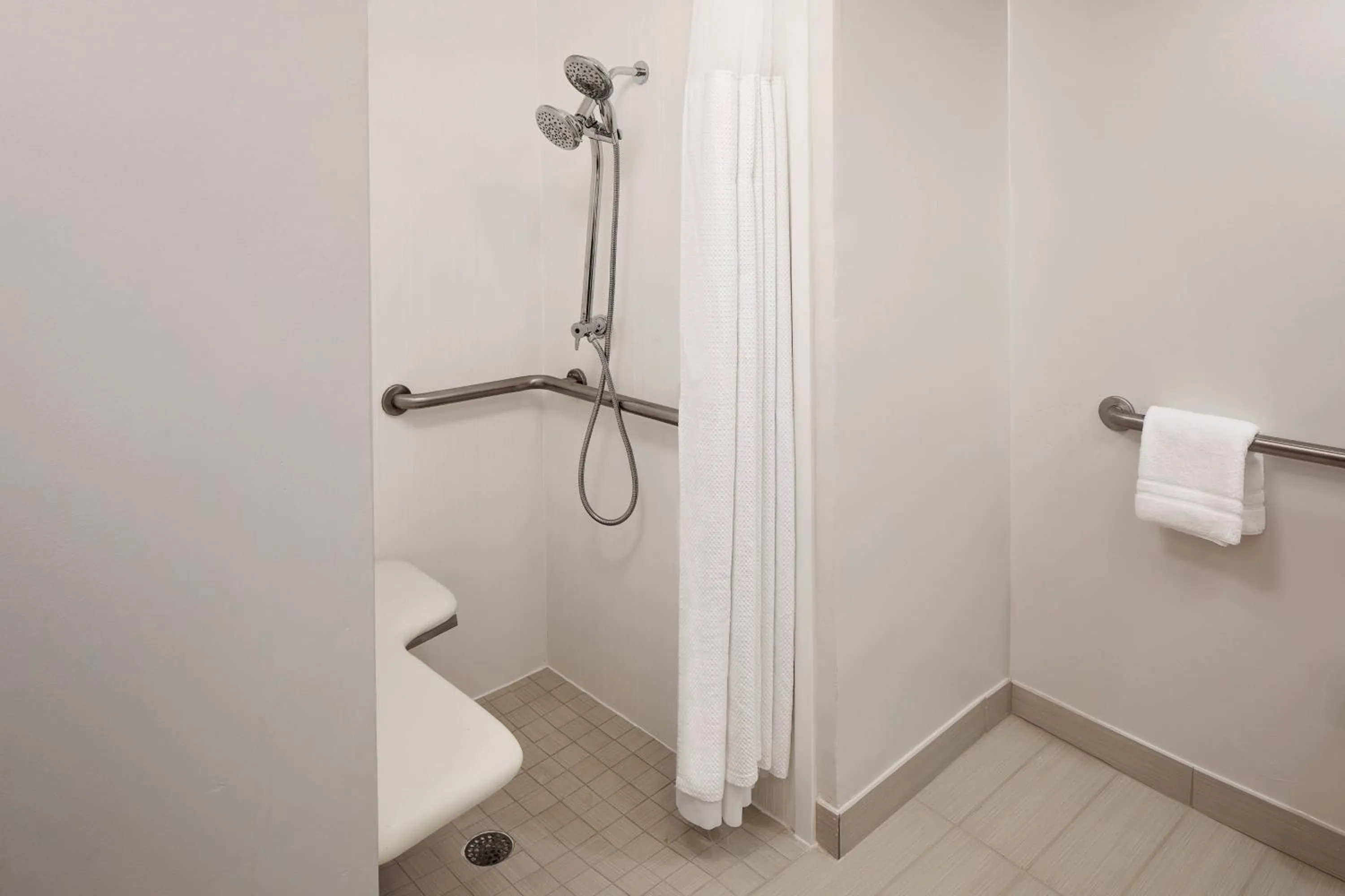 Bathroom in Courtyard by Marriott Fort Lauderdale North/Cypress Creek