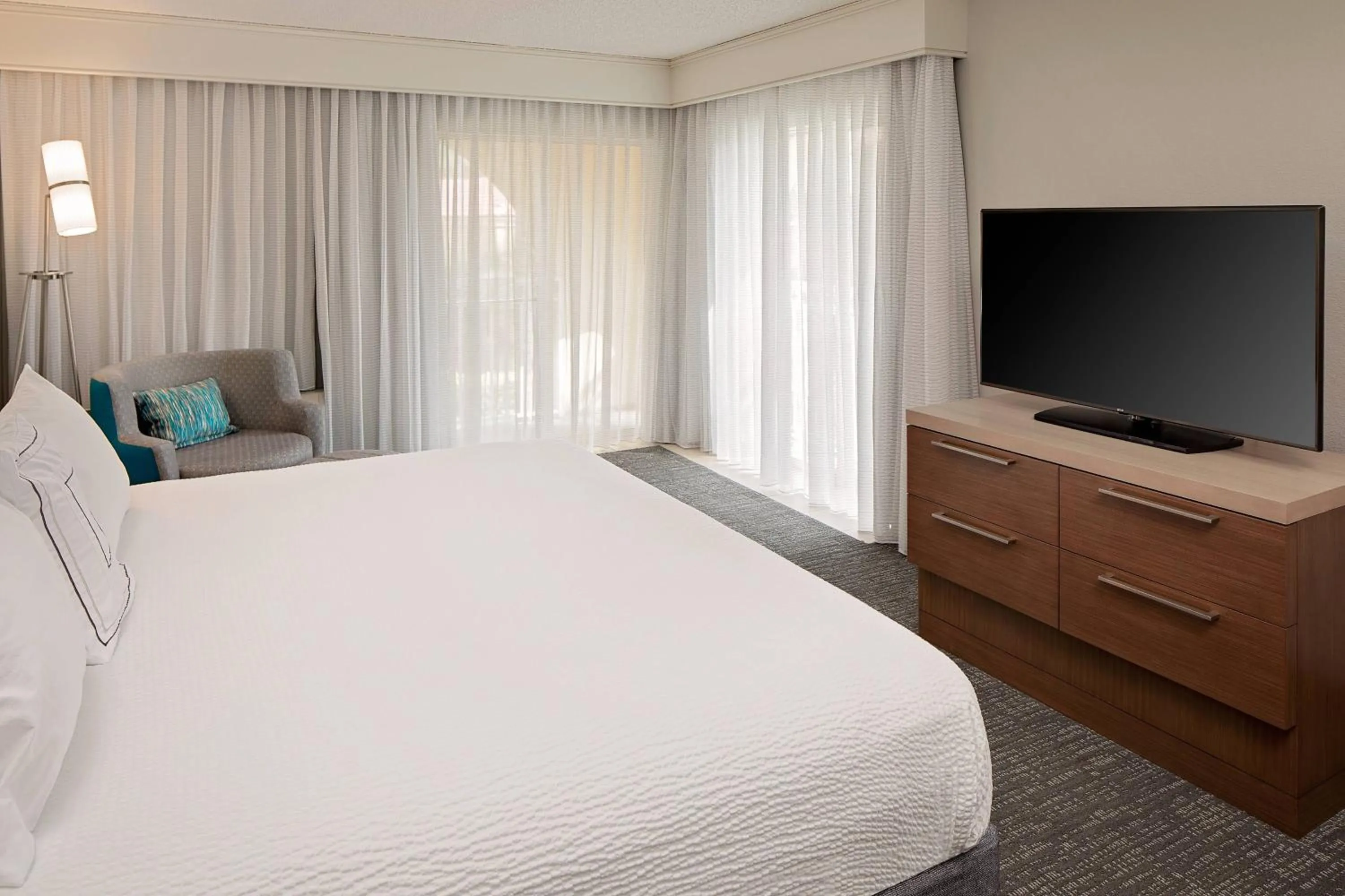 Bedroom, Bed in Courtyard by Marriott Fort Lauderdale North/Cypress Creek