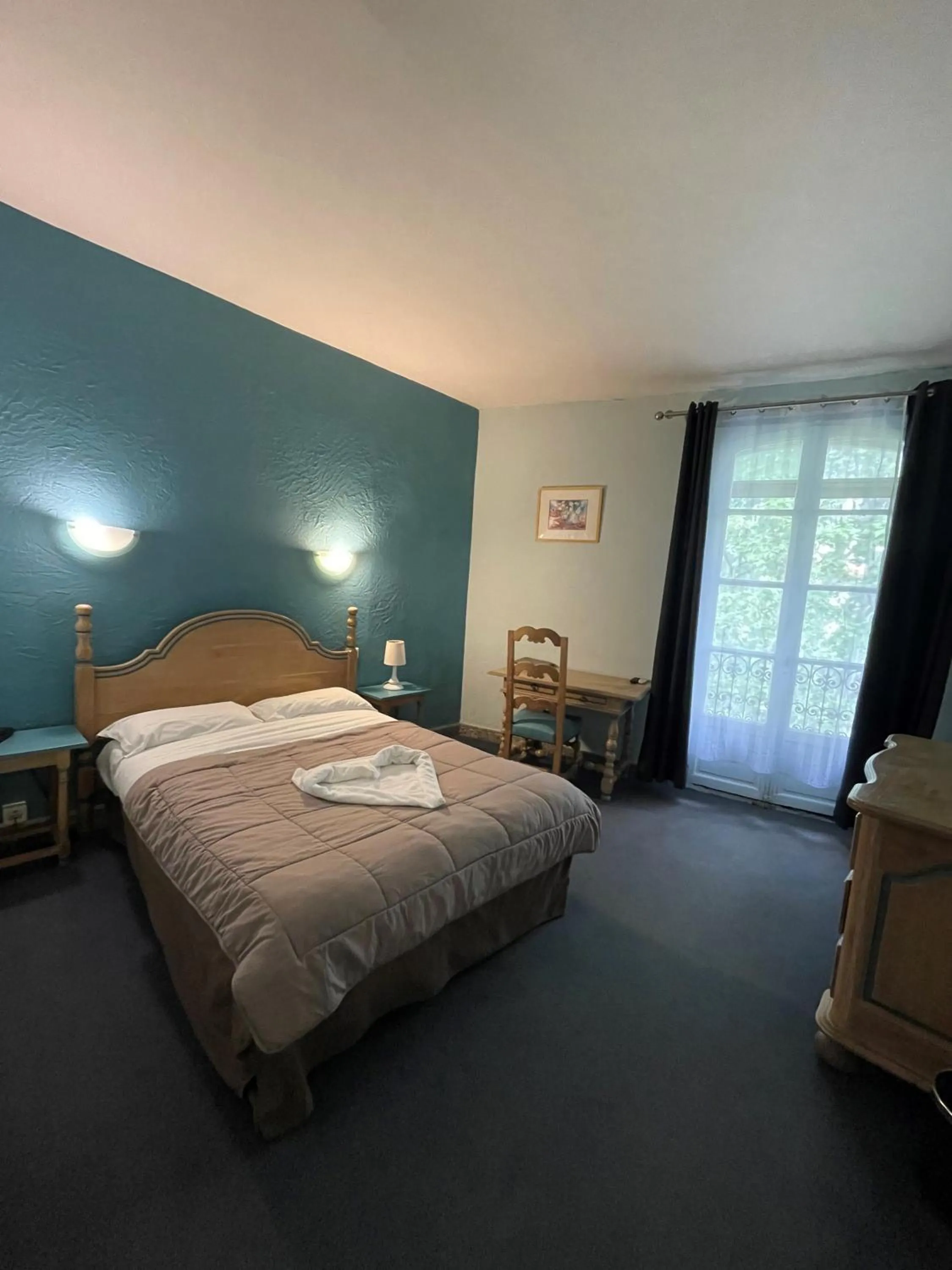 Property building, Bed in Hotel De France Perpignan Centre Ville