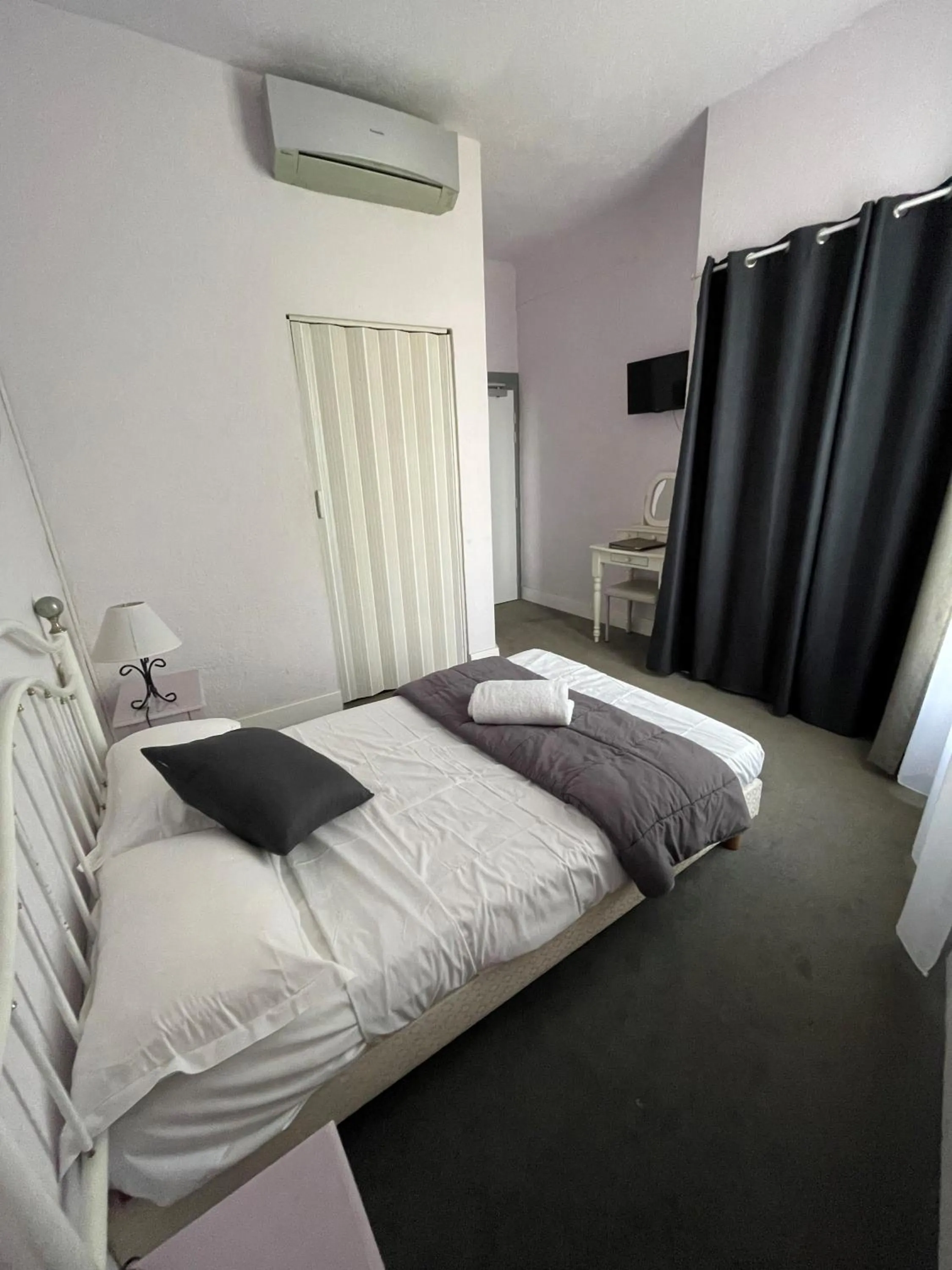 Property building, Bed in Hotel De France Perpignan Centre Ville