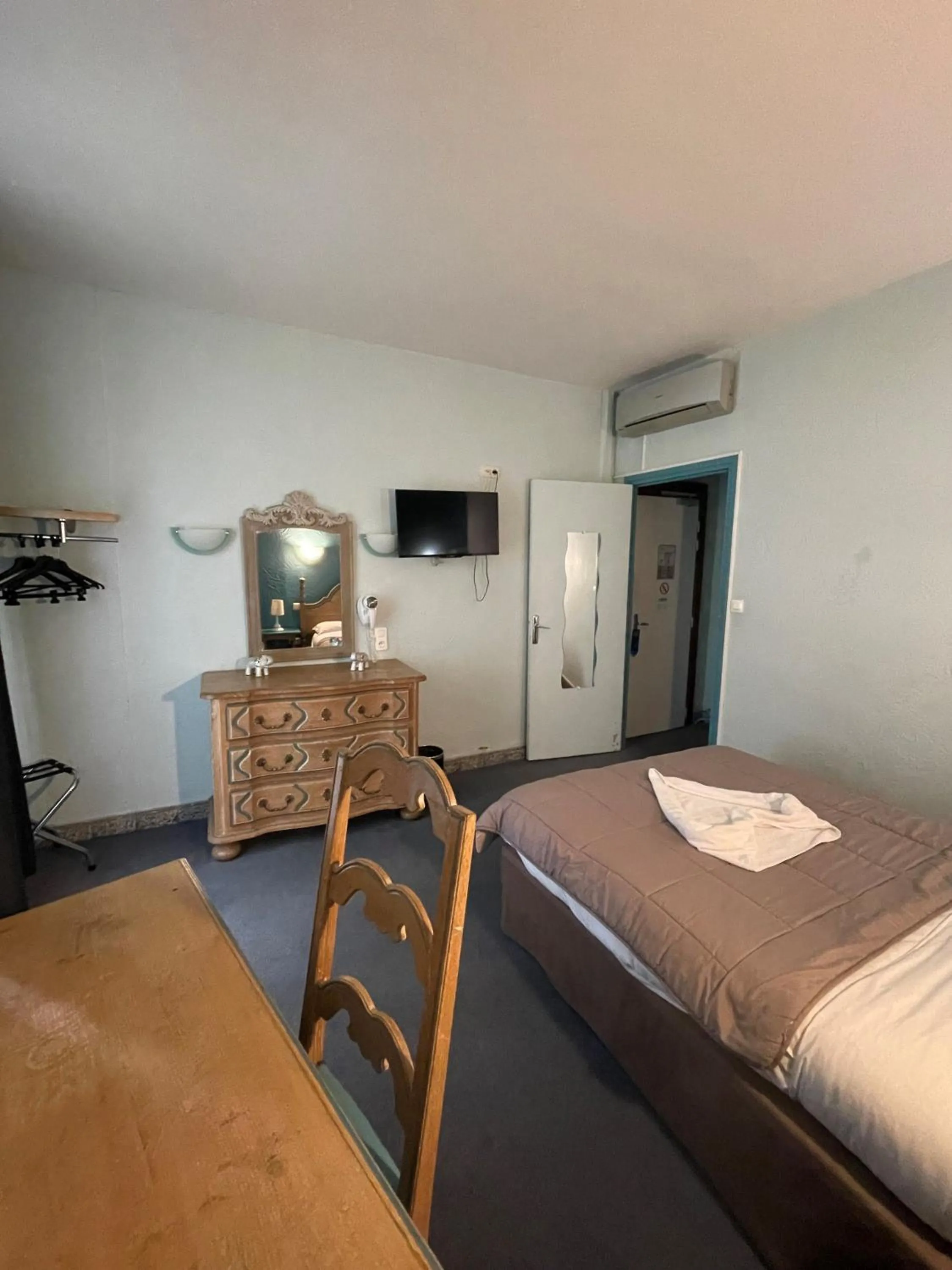 Property building, Bed in Hotel De France Perpignan Centre Ville