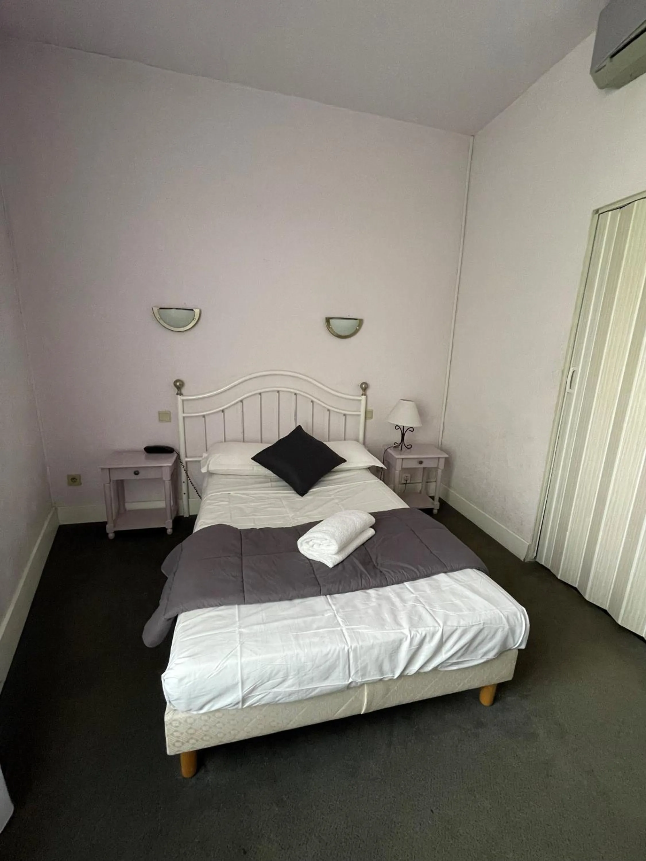Property building, Bed in Hotel De France Perpignan Centre Ville