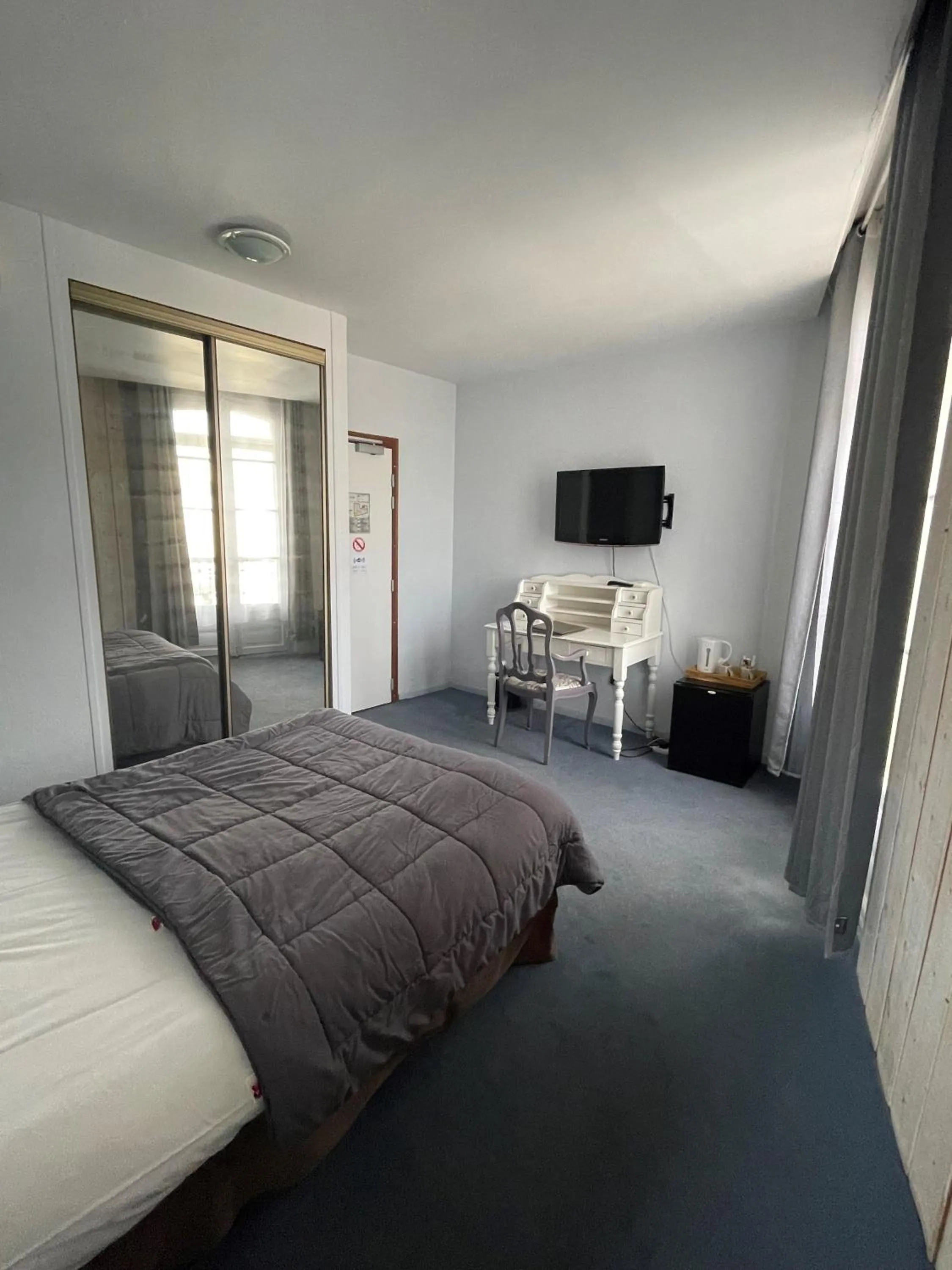 Property building, Bed in Hotel De France Perpignan Centre Ville